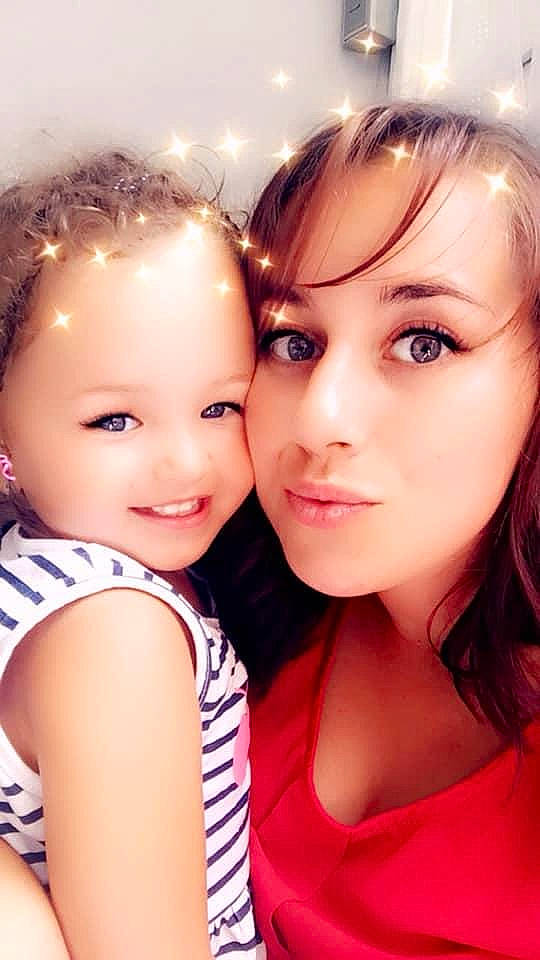 Sheryfa a rejoint le concours — aidez-le/la à gagner de superbes lots ! black_hair, cheek, chin, cool, eye, eyebrow, eyelash, flash_photography, forehead, gesture, happy, interaction, iris, joy, lip, mouth, nose, people_in_nature, person, pink