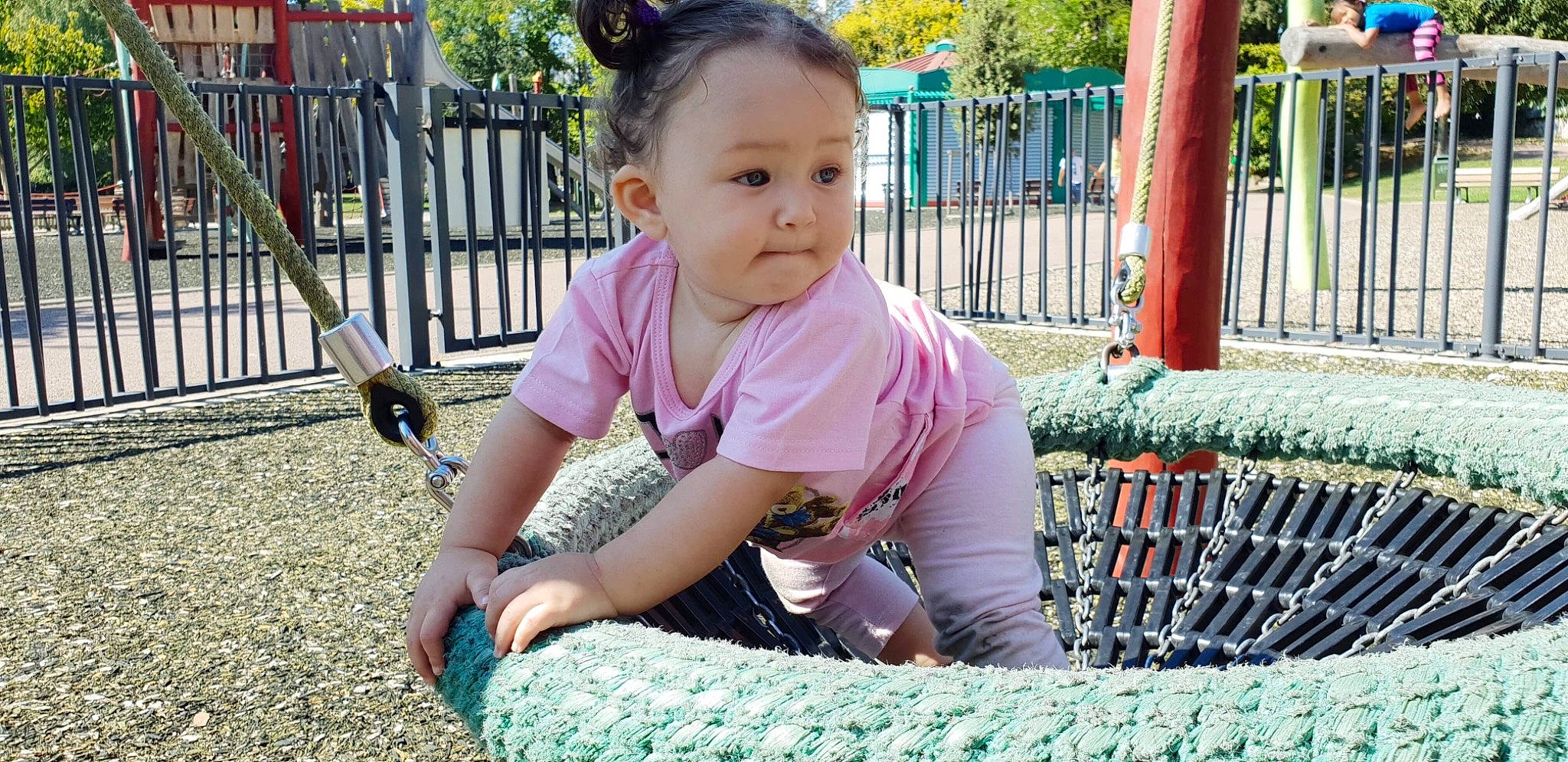 Shéryfa participe au concours pour gagner de l'argent avec cette photo : baby, child, fawn, fun, grass, person, play, playground, public_space, recreation, sitting, smile, toddler, vacation