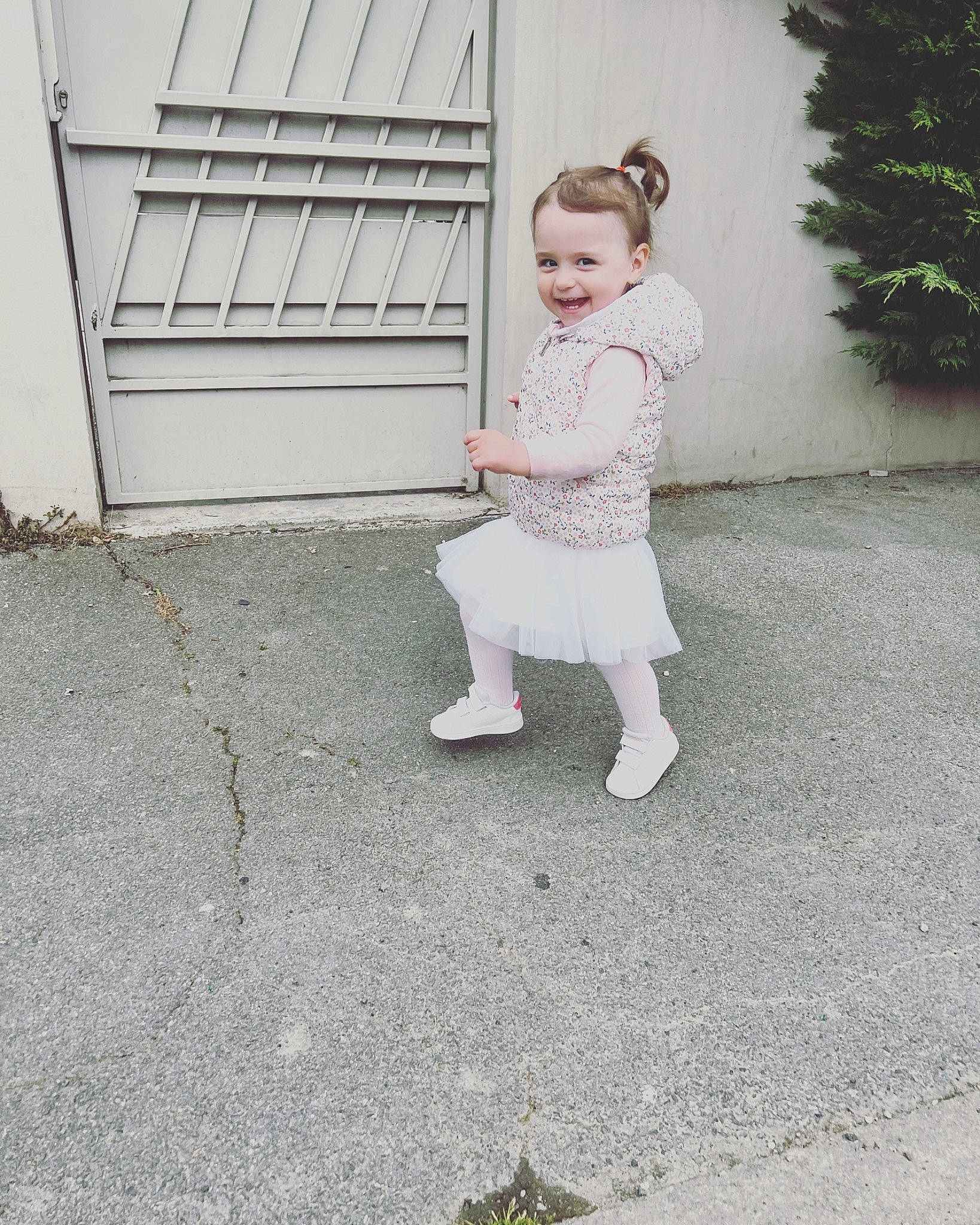 Adelina participe au concours pour gagner de l'argent avec cette photo : asphalt, baby_toddler_clothing, child, concrete, flooring, grass, human_leg, joy, monochrome, monochrome_photography, pattern, people_in_nature, person, road, road_surface, sidewalk, sitting, sleeve, smile, soil