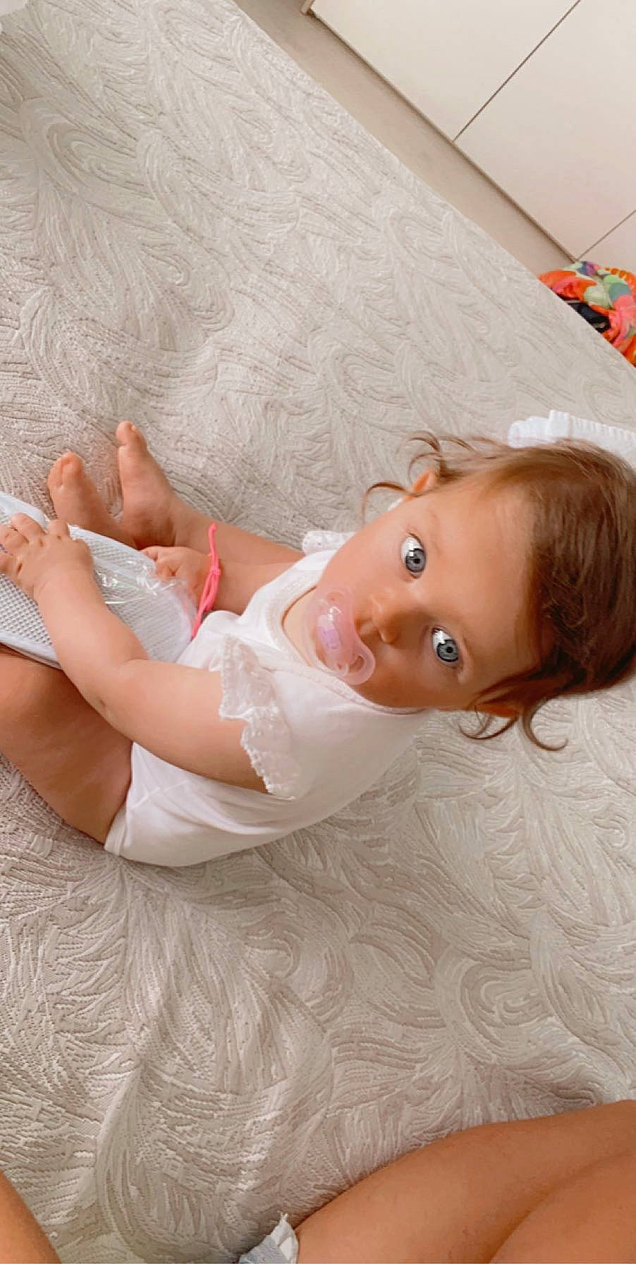 Jade a rejoint le concours — aidez-le/la à gagner de superbes lots ! blond, brown_hair, chest, child, dress, elbow, eye, eyelash, happy, headgear, human_body, human_leg, lip, long_hair, neck, person, pink, shoulder, skin, thigh