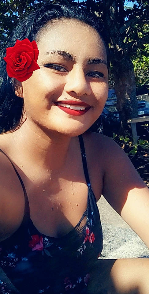 Puaotekohu a rejoint le concours — aidez-le/la à gagner de superbes lots ! black_hair, chest, chin, clothing, cool, eyebrow, eyelash, eyewear, flash_photography, flower, happy, joy, lingerie_top, lip, lipstick, person, petal, plant, smile, summer