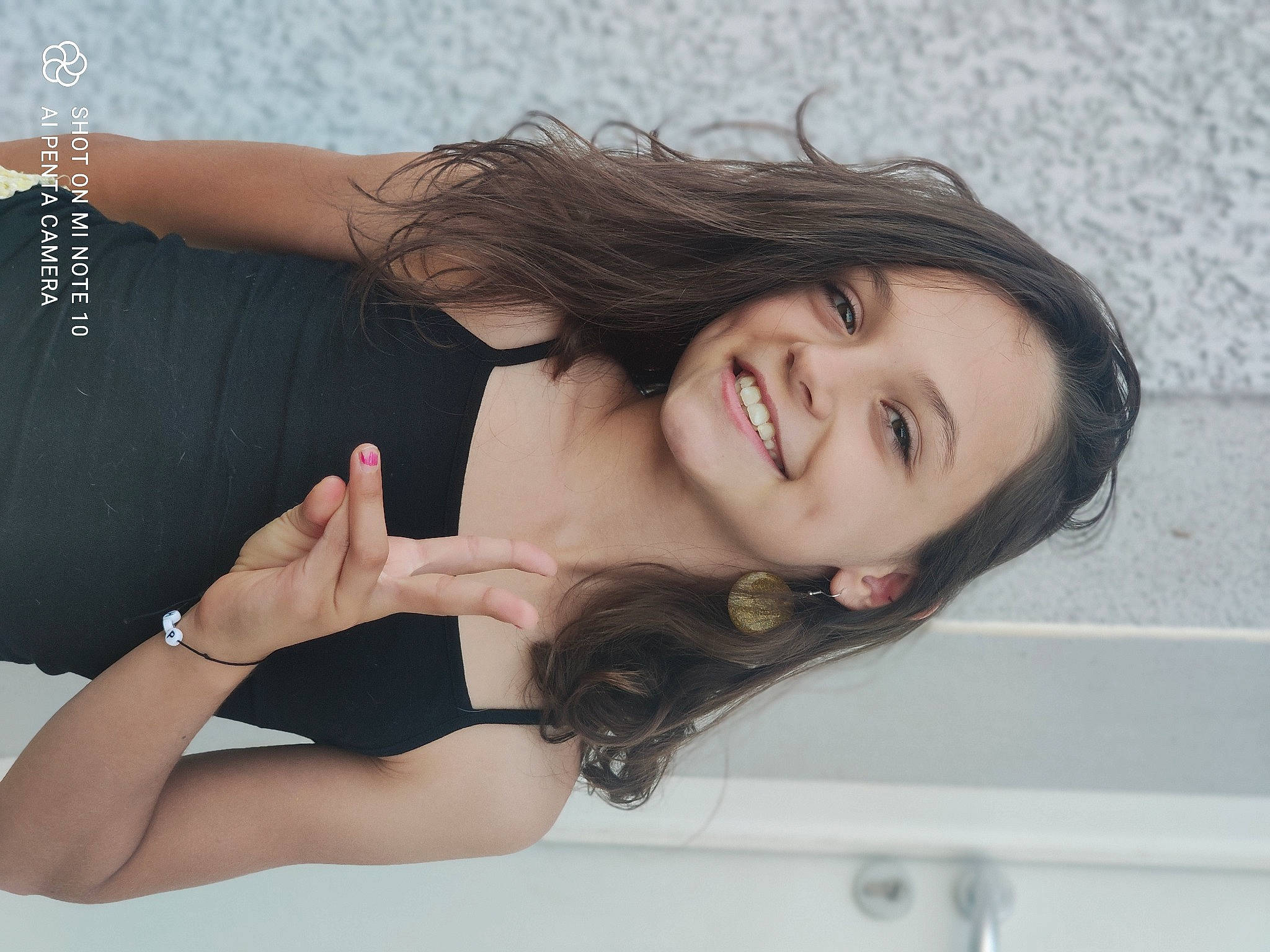 Emma participe au concours pour gagner de l'argent avec cette photo : arm, cheek, dress, eyebrow, eyelash, facial_expression, flash_photography, gesture, hairstyle, hand, joint, joy, lip, lipstick, neck, nose, person, shoulder, skin, sleeve