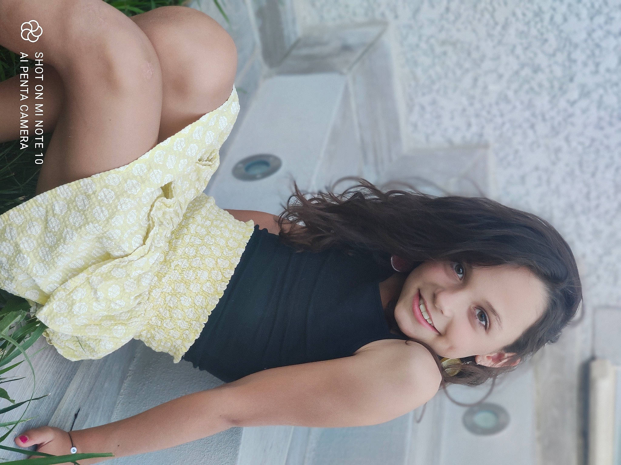 Emma a rejoint le concours — aidez-le/la à gagner de superbes lots ! black_hair, cool, dress, elbow, eyelash, flash_photography, hairstyle, happy, human_body, joint, joy, organ, person, plant, shoulder, skin, smile, sunglasses, textile, thigh