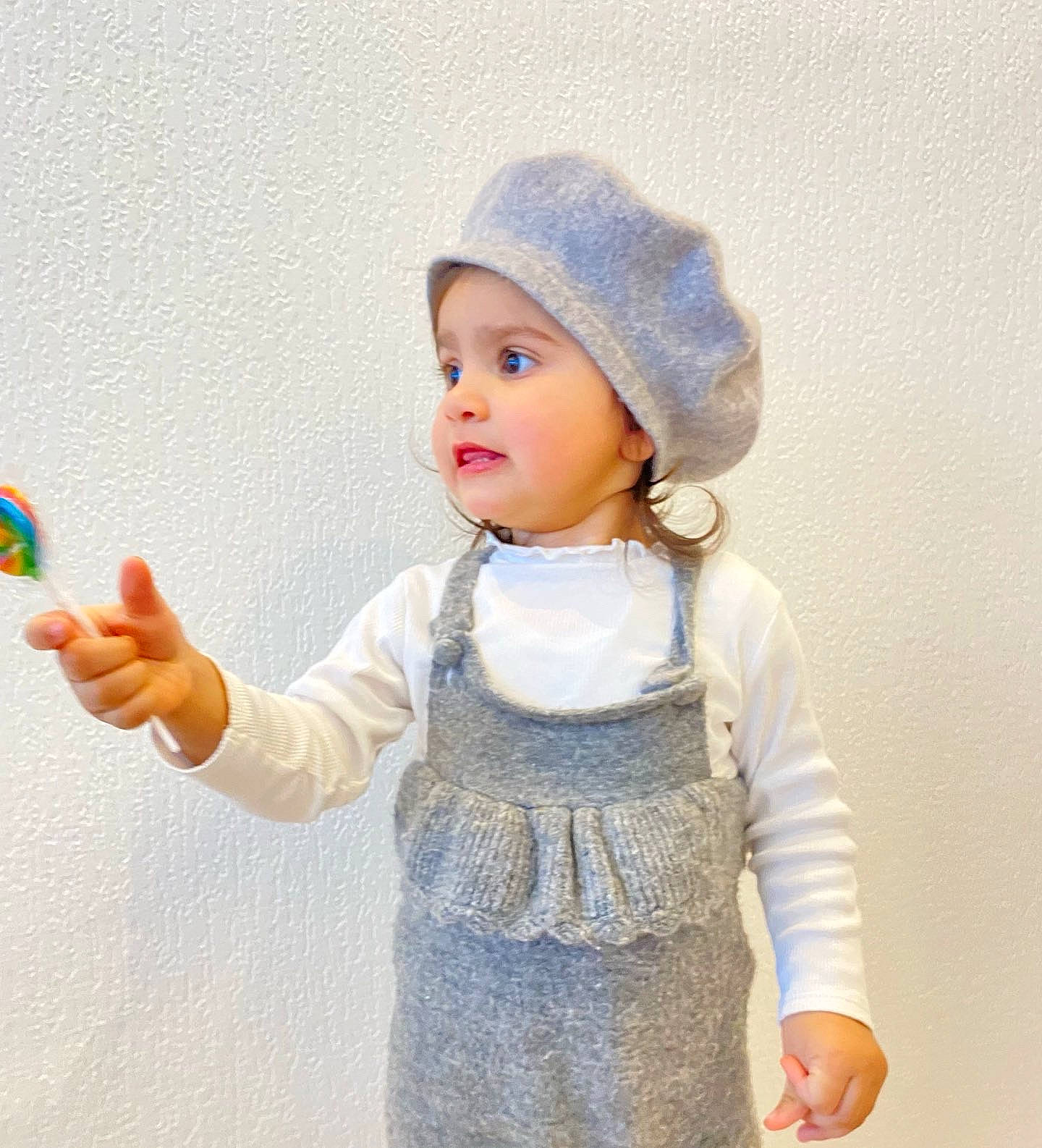 Hilal a rejoint le concours — aidez-le/la à gagner de superbes lots ! arm, baby, baby_toddler_clothing, cap, child, clothing, cool, face, finger, gesture, happy, headwear, outerwear, pattern, person, skin, sleeve, standing, street_fashion, thumb