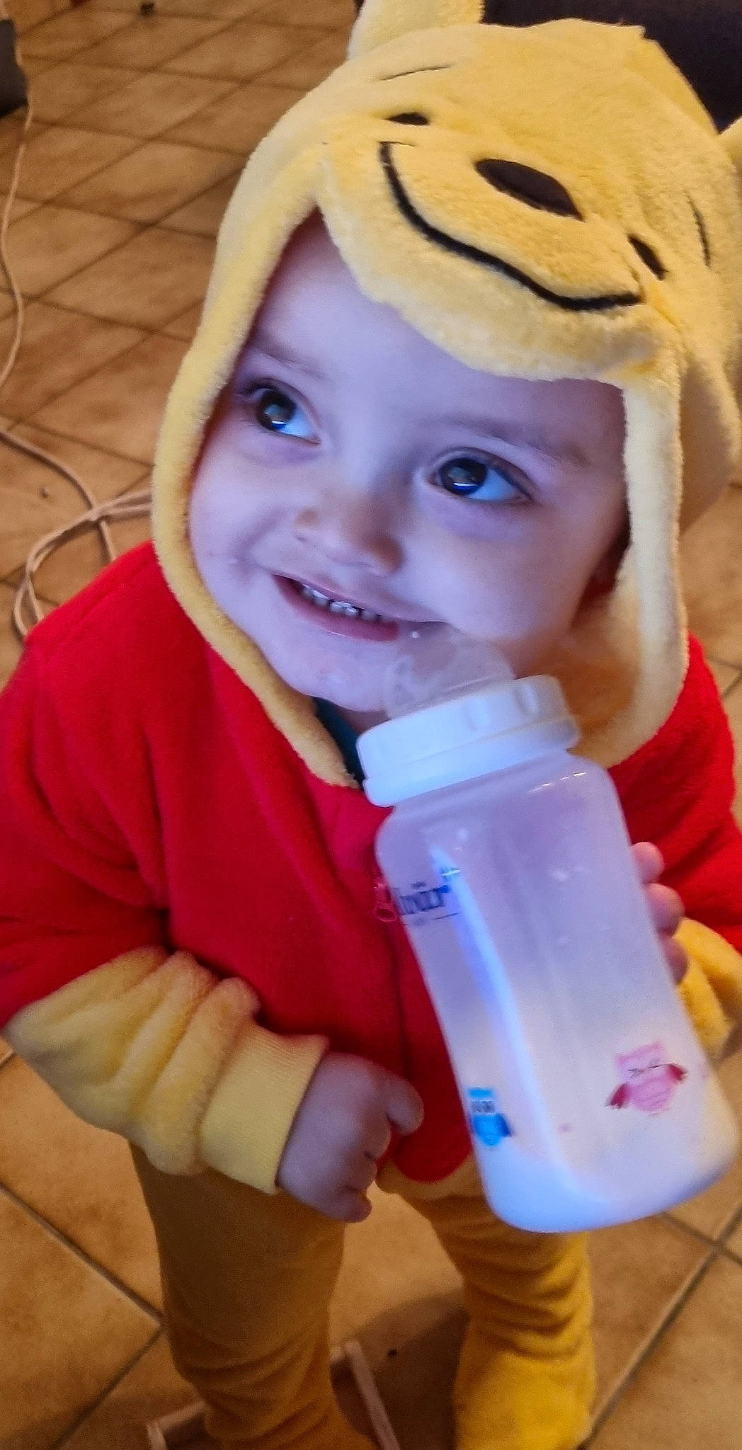 Lorenzo a rejoint le concours — aidez-le/la à gagner de superbes lots ! baby, baby_products, baby_toddler_clothing, cap, child, computer_keyboard, drinkware, electric_blue, eye, eyelash, face, finger, fun, hand, happy, headwear, joy, nose, person, plastic_bottle