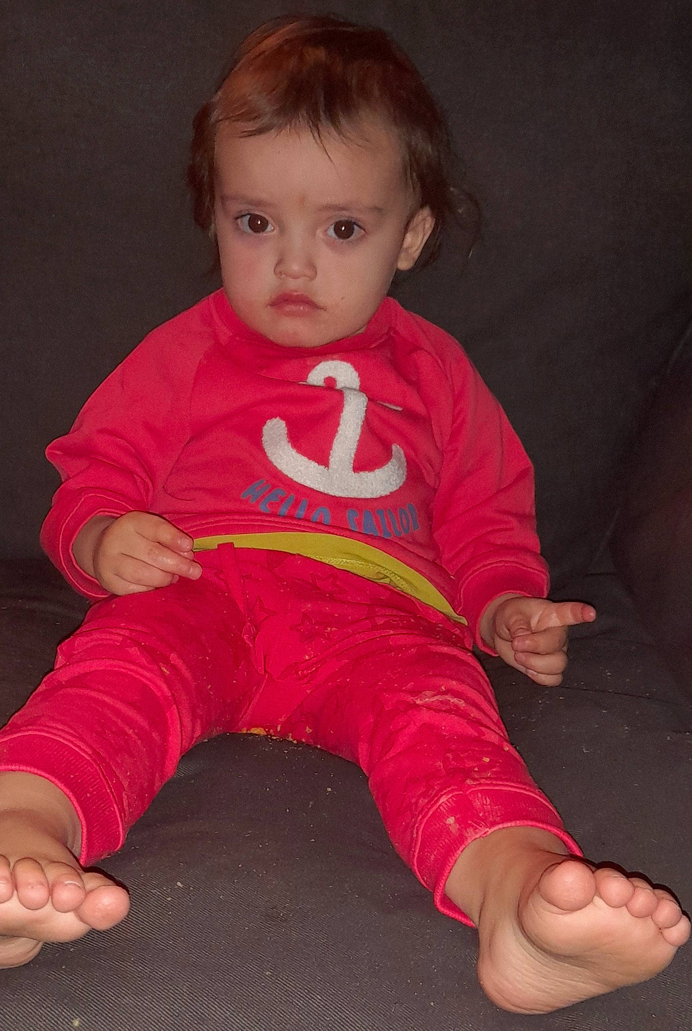 Lorenzo a rejoint le concours — aidez-le/la à gagner de superbes lots ! baby, baby_toddler_clothing, barefoot, cheek, face, finger, flooring, hair, head, knee, leg, neck, nose, person, pink, shoulder, sleeve, sportswear, t_shirt, thigh