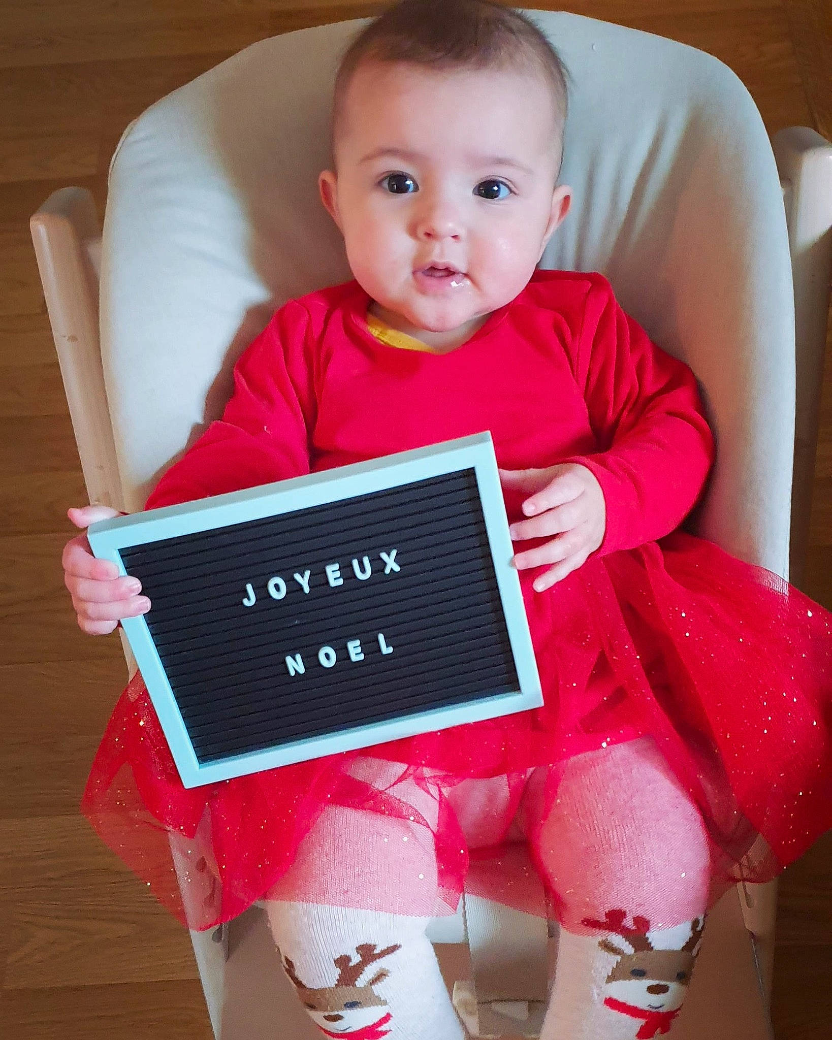 Inès participe au concours pour gagner de l'argent avec cette photo : baby, baby_toddler_clothing, carmine, child, comfort, design, electric_blue, happy, lap, magenta, pattern, person, pink, red, sitting, sleeve, smile, sock, t_shirt, textile