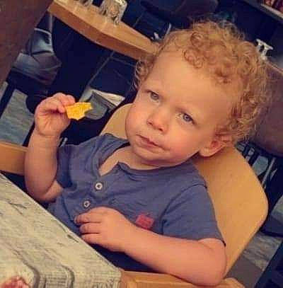 Dany participe au concours pour gagner de l'argent avec cette photo : arm, chair, cheek, cloud, cool, ear, eyebrow, finger, hand, happy, iris, mouth, muscle, nose, person, sharing, t_shirt, table, tableware, thumb