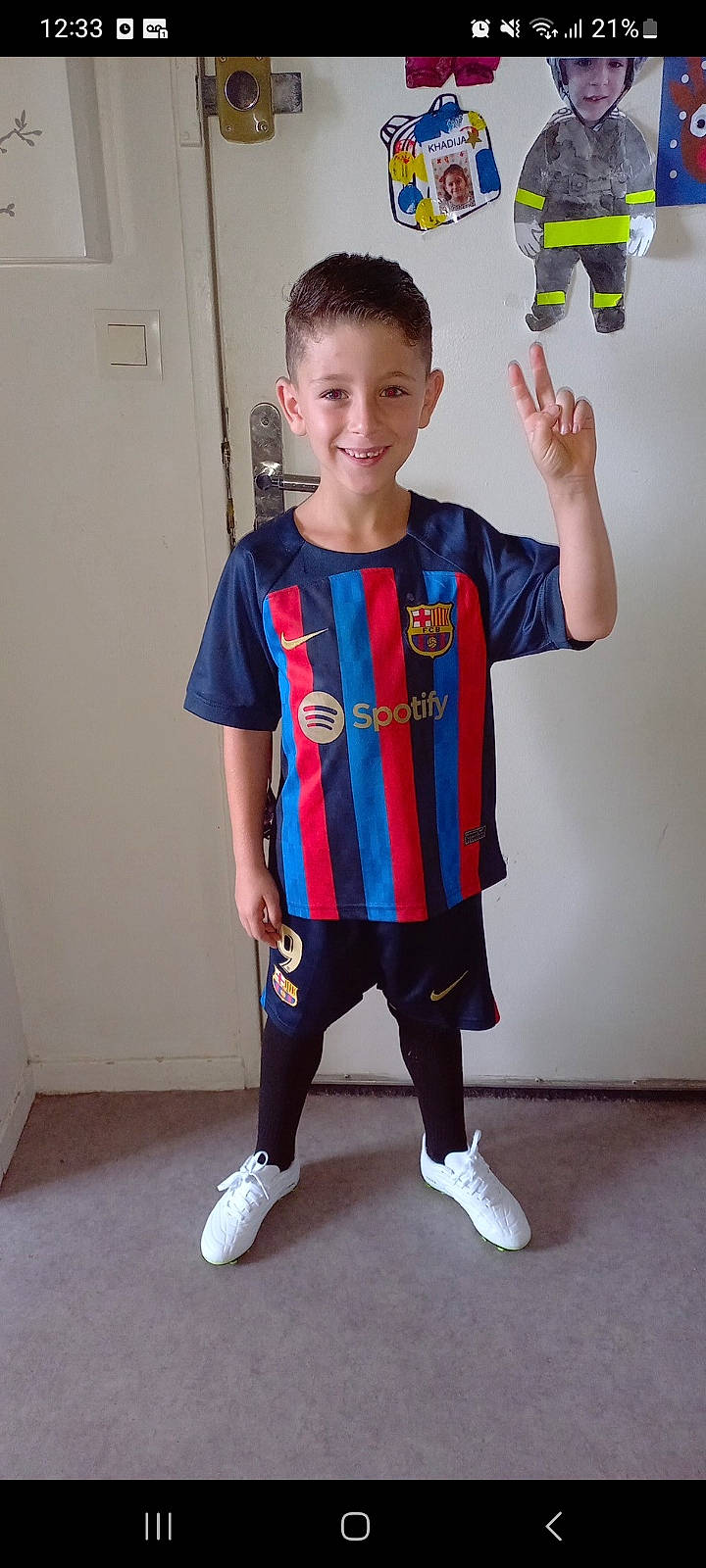 Fares a rejoint le concours — aidez-le/la à gagner de superbes lots ! child, cool, elbow, electric_blue, flooring, fun, gesture, happy, headwear, jersey, joint, joy, knee, person, personal_protective_equipment, sleeve, smile, sportswear, standing, t_shirt