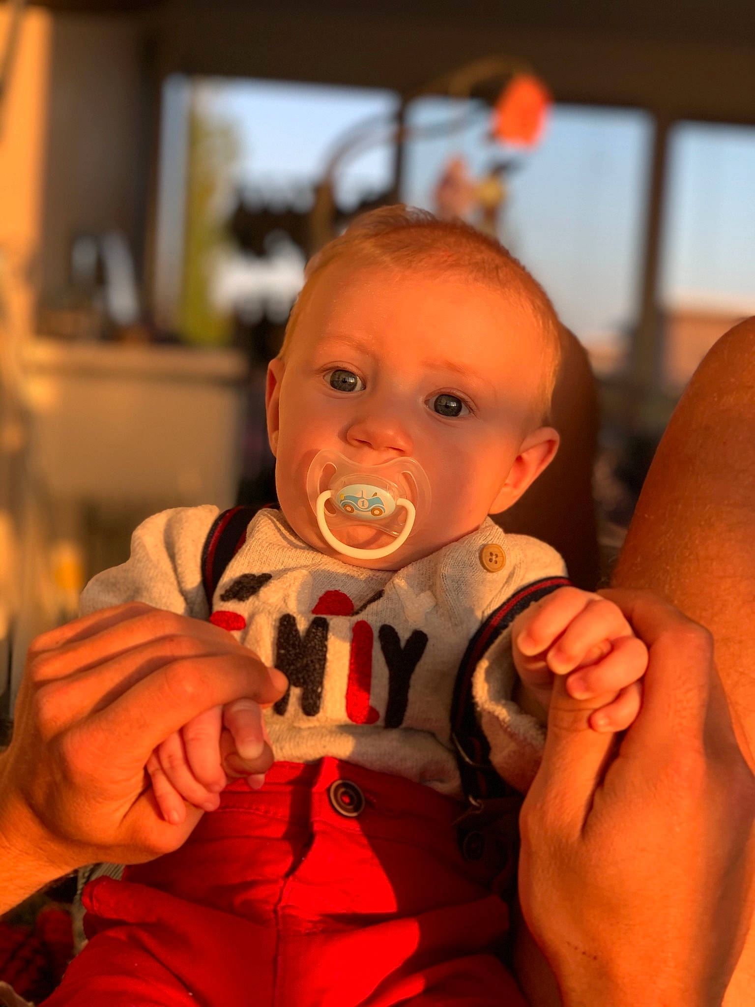 Américo a rejoint le concours — aidez-le/la à gagner de superbes lots ! baby, child, finger, fun, person, smile, thumb, toddler