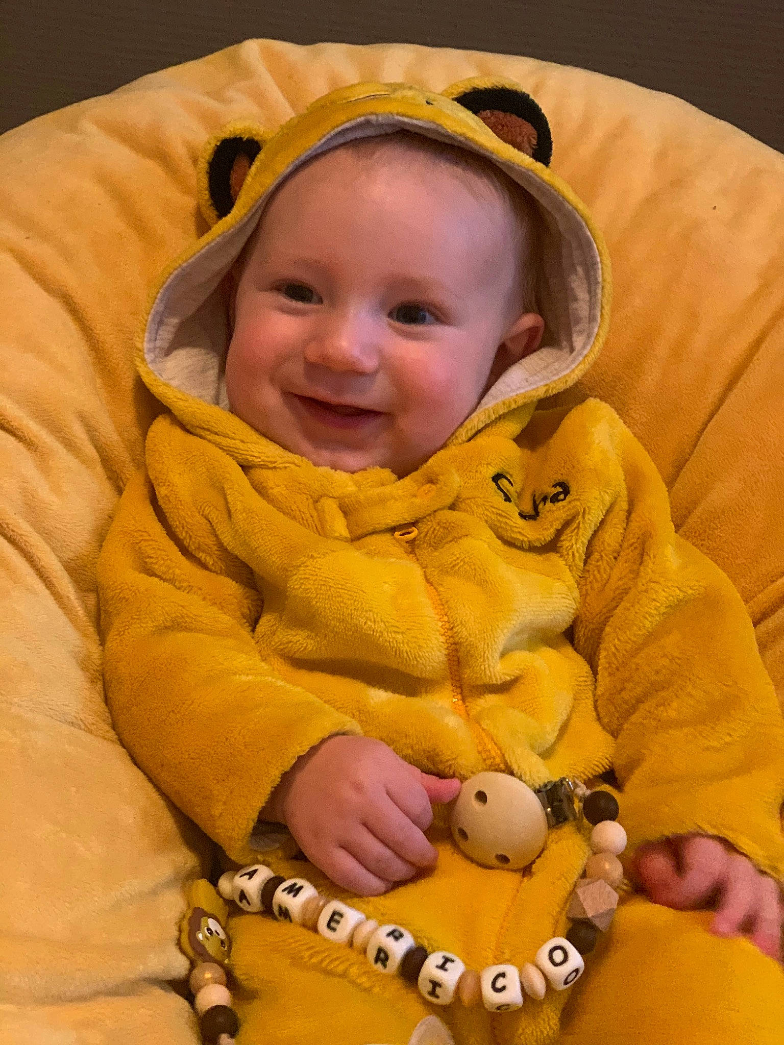 Américo a rejoint le concours — aidez-le/la à gagner de superbes lots ! baby, bedtime, child, joy, person, skin, toddler, yellow