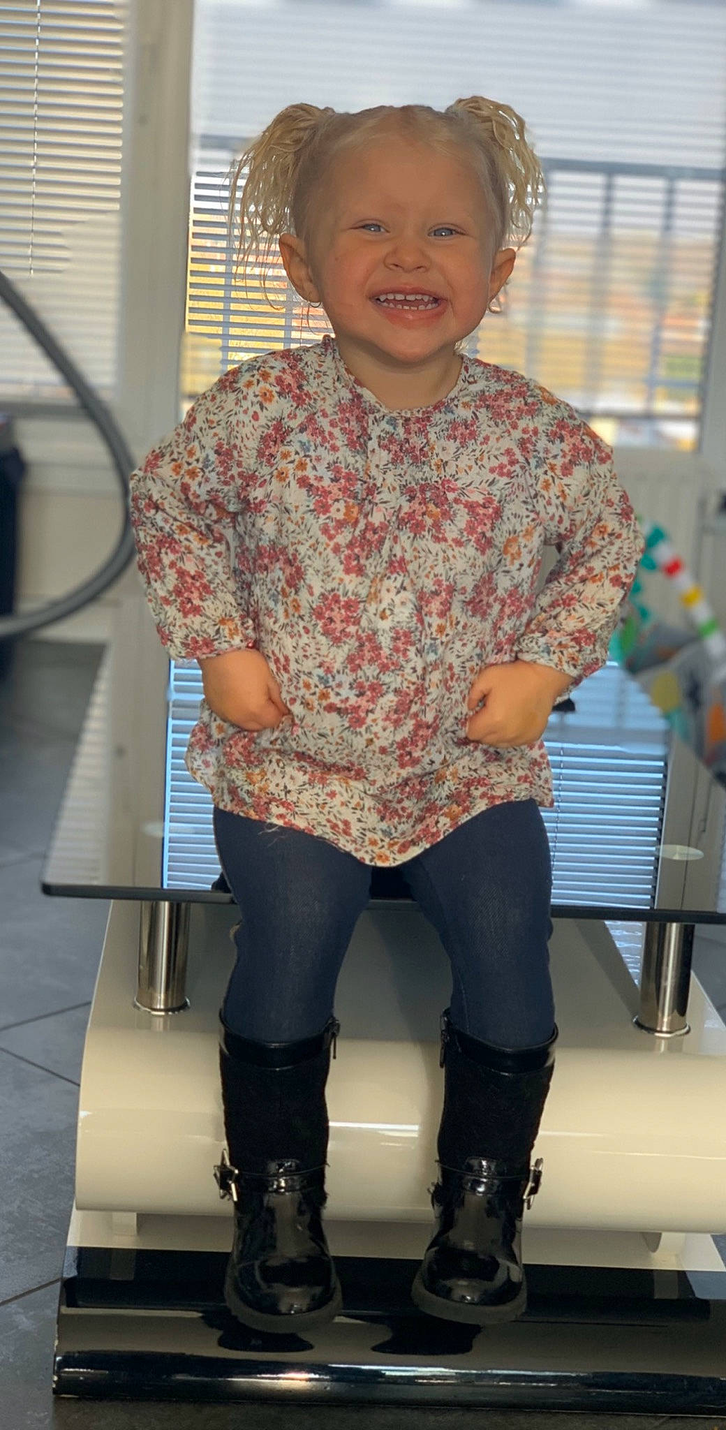 Pauline participe au concours pour gagner de l'argent avec cette photo : child, footwear, joy, person, smile, toddler