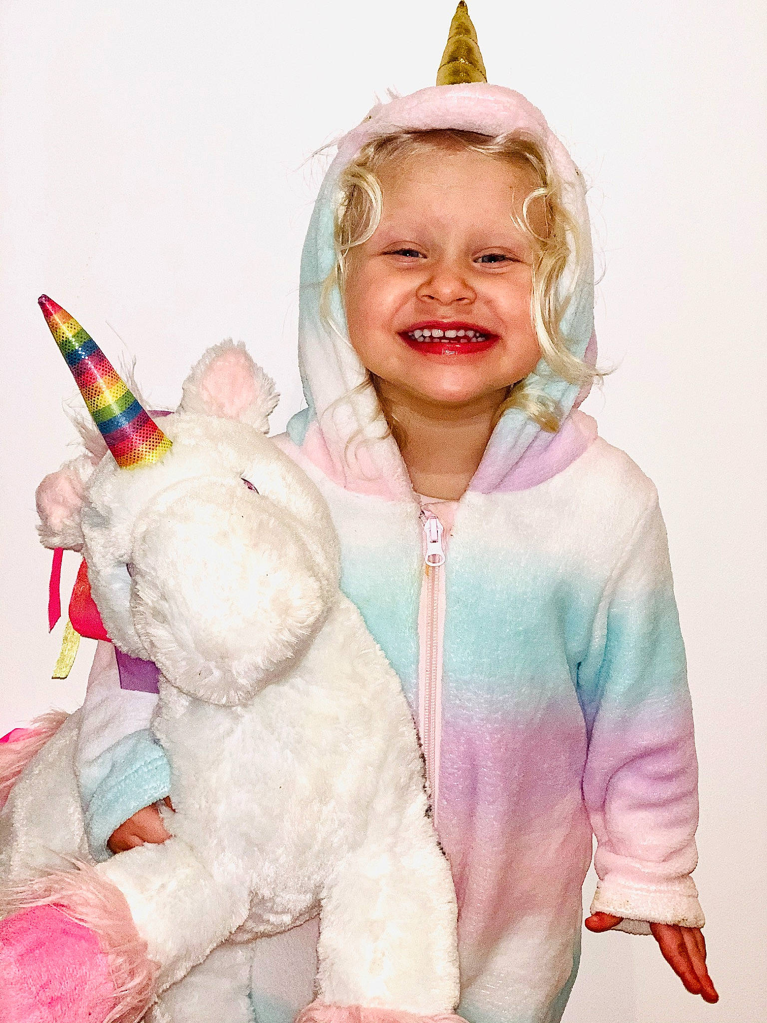 Pauline a rejoint le concours — aidez-le/la à gagner de superbes lots ! child, ear, fictional_character, happy, joy, mythical_creature, party_hat, party_supply, person, pink, rabbit, skin, smile, toddler, unicorn