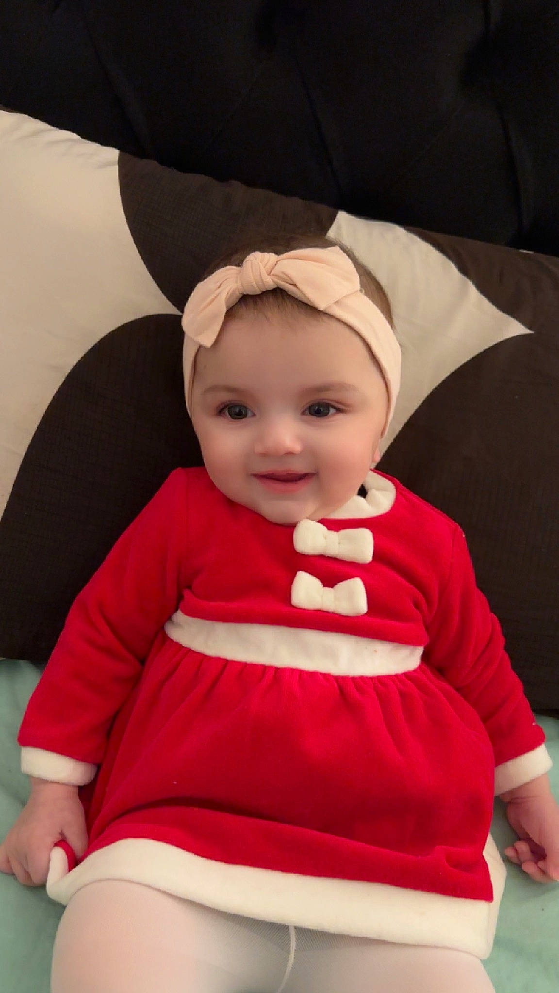 Rose participe au concours pour gagner de l'argent avec cette photo : baby, baby_products, baby_toddler_clothing, cap, carmine, chair, child, comfort, costume_hat, fashion_accessory, fun, happy, headwear, joy, magenta, outerwear, person, pink, sitting, sleeve