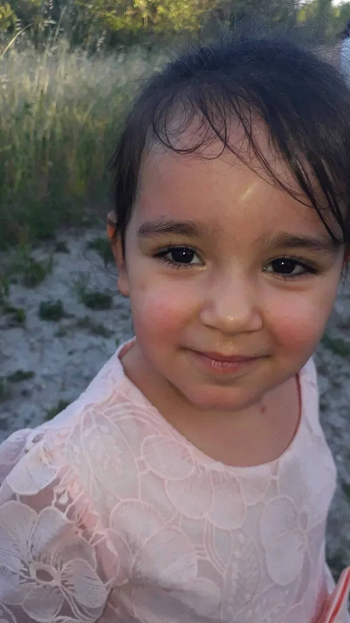 Sakina participe au concours pour gagner de l'argent avec cette photo : beauty, black_hair, brown_hair, cheek, child, child_model, chin, eye, eyebrow, face, facial_expression, forehead, hair, hairstyle, head, joy, lip, nose, person, portrait