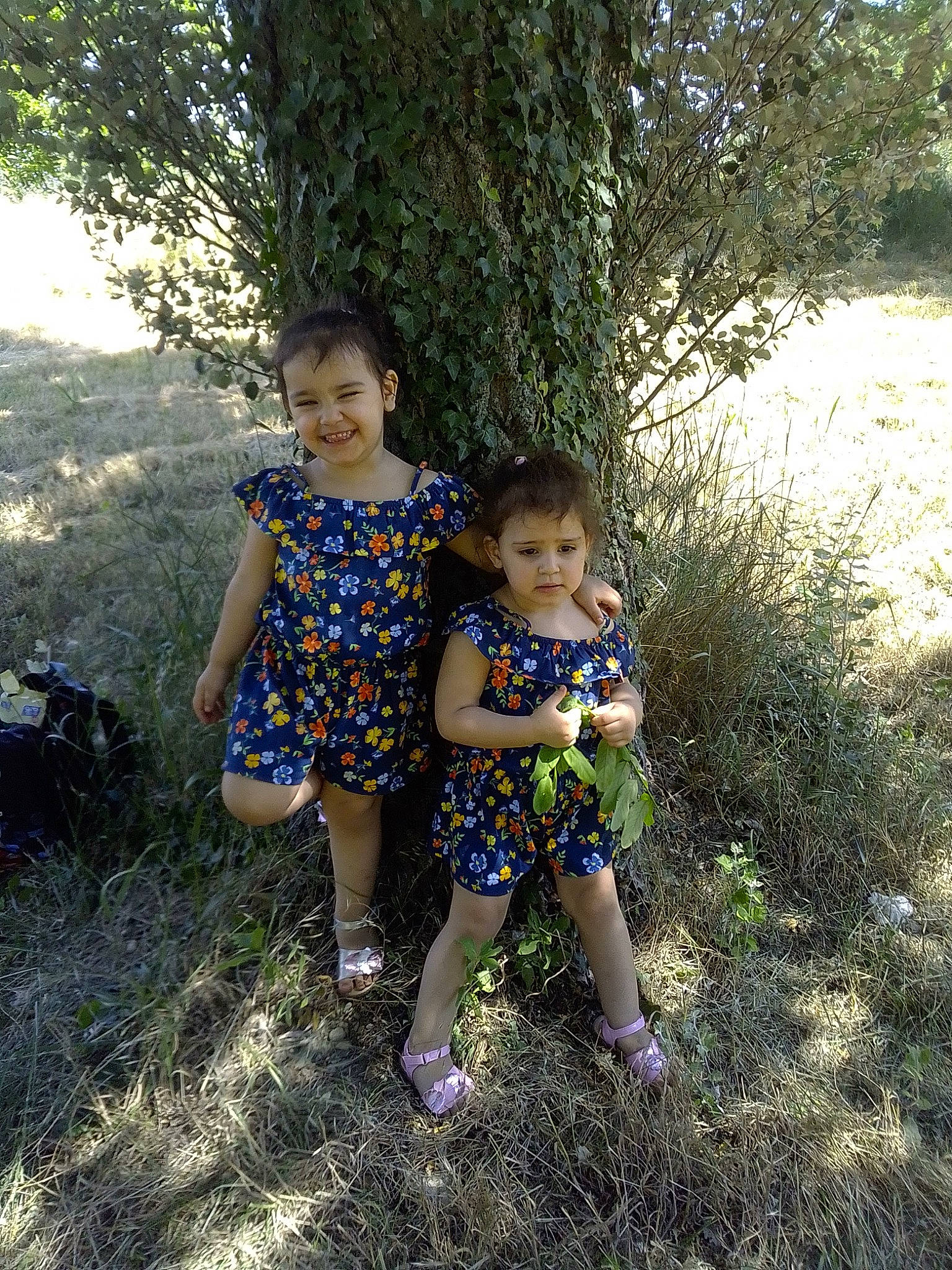 Sakina a rejoint le concours — aidez-le/la à gagner de superbes lots ! child, dress, family, fawn, fun, grass, joy, leaf, leisure, person, photography, plant, play, recreation, sibling, smile, summer, sunlight, toddler, tree