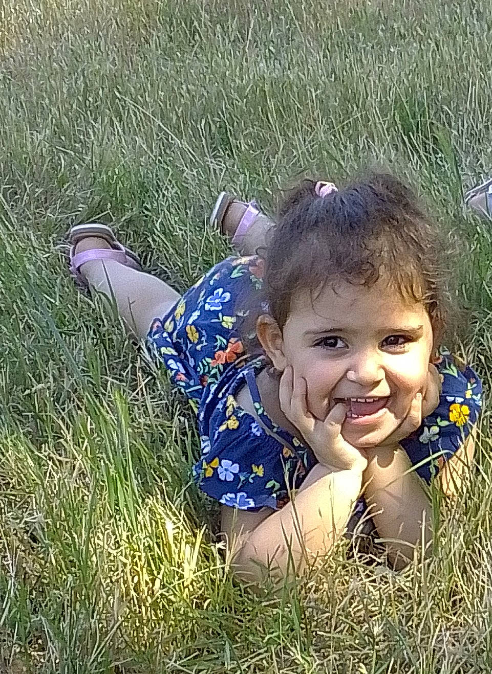 Souhila participe au concours pour gagner de l'argent avec cette photo : child, eye, face, facial_expression, fun, grass, grass_family, grassland, happy, head, leaf, meadow, people_in_nature, person, plant, play, skin, smile, spring, summer