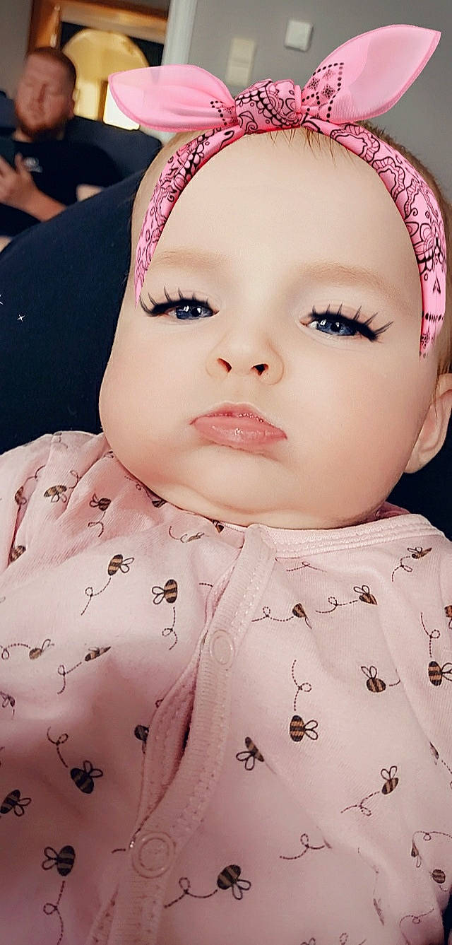 Gloria participe au concours pour gagner de l'argent avec cette photo : baby, beauty, cheek, child, close_up, doll, eye, eyebrow, eyelash, face, forehead, hair_accessory, head, headgear, headwear, lip, mouth, nose, person, pink