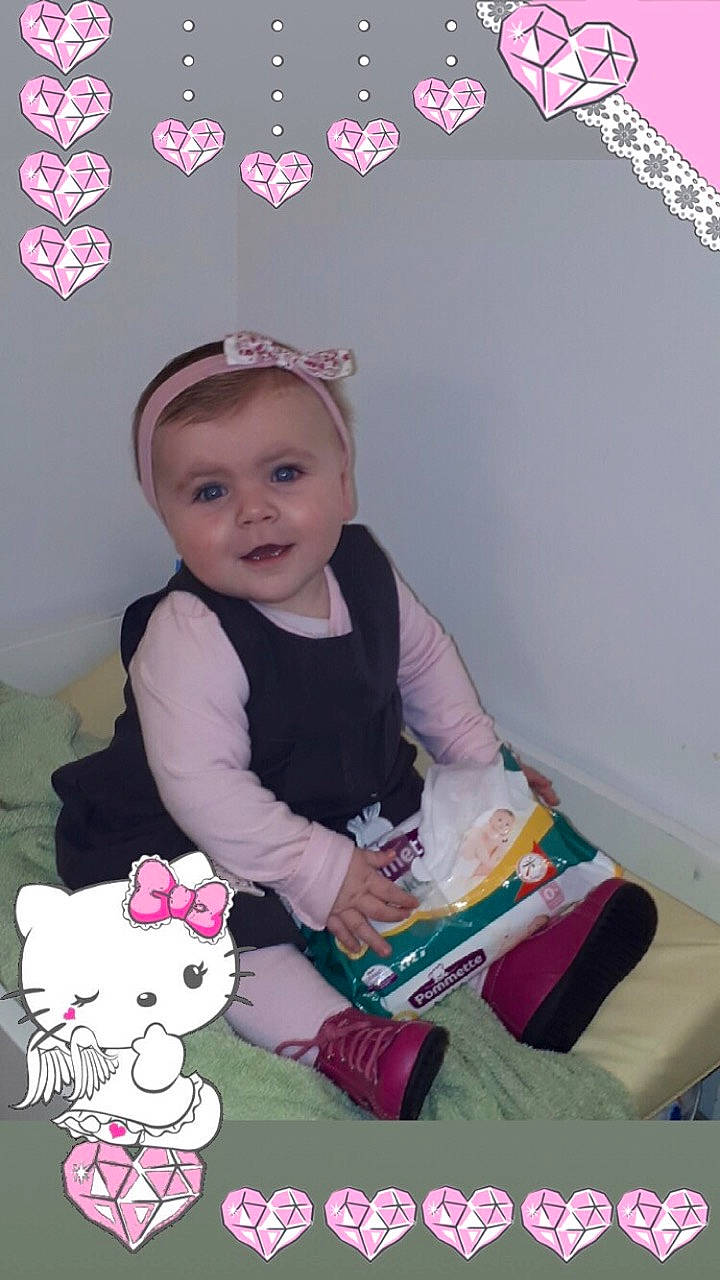 Maëllys participe au concours pour gagner de l'argent avec cette photo : child, person, pink, play, smile, toddler