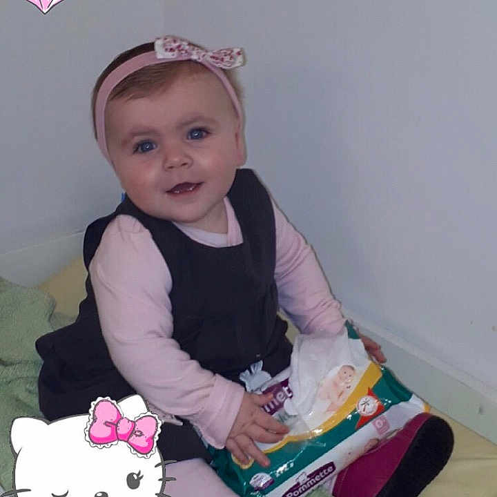 Maëllys participe au concours pour gagner de l'argent avec cette photo : child, person, pink, play, smile, toddler