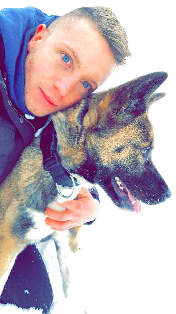 Akina a rejoint le concours — aidez-le/la à gagner de superbes lots ! canidae, carnivore, collar, companion_dog, dog, dog_breed, fawn, fur, german_shepherd_dog, guard_dog, herding_dog, human, king_shepherd, organ, police_dog, selfie, skin, snout, vertebrate, working_animal