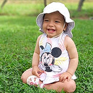 Mélia participe au concours pour gagner de l'argent avec cette photo : baby, cap, clothing, dress, face, grass, hat, head, lawn, nature, outdoors, park, person, photography, plant, portrait, sitting, summer, sunhat, vegetation