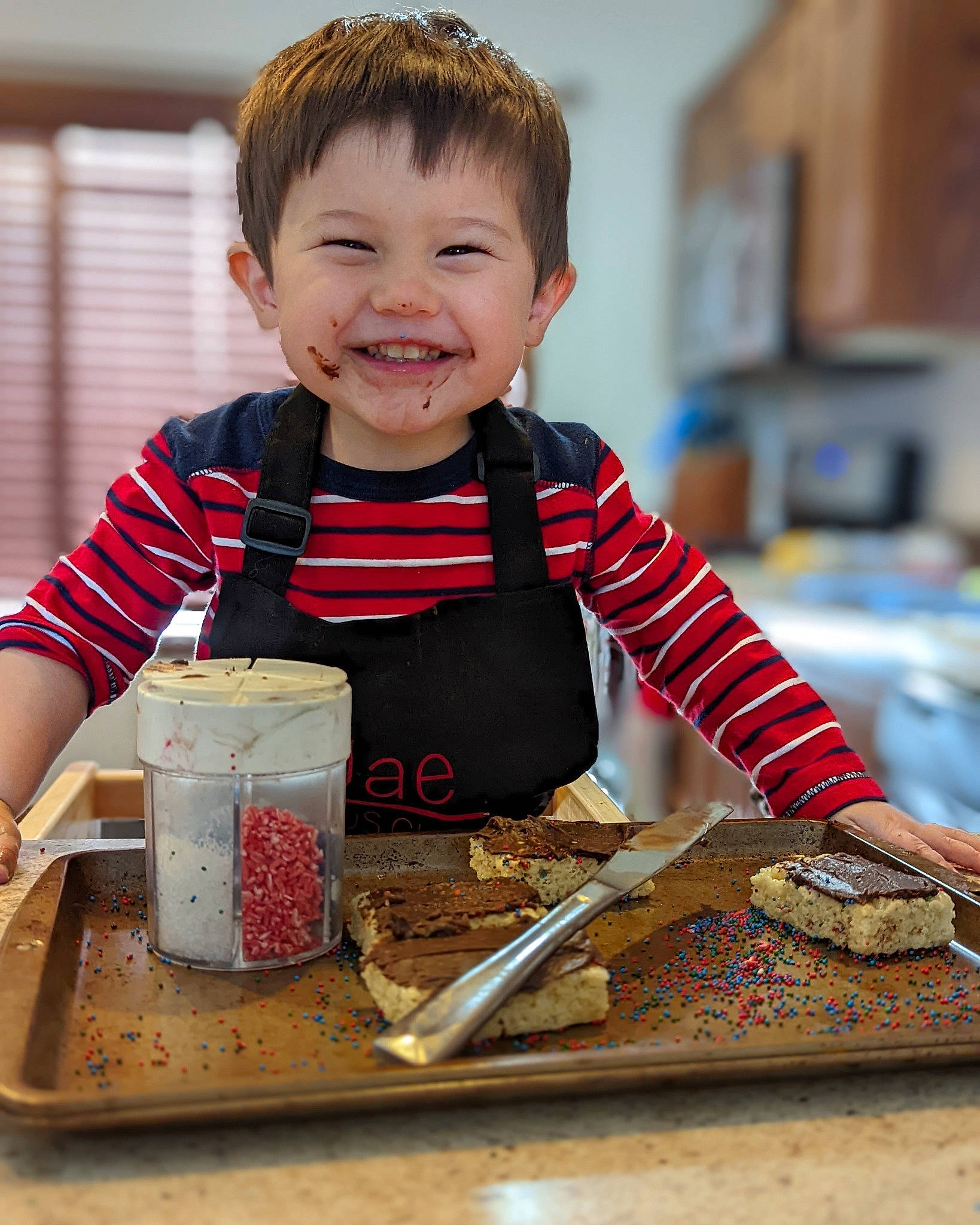 Jae is registered to the contest to win money with this photo: box, child, comfort_food, cuisine, dish, eating, food, fun, gluten, happy, joy, junk_food, meal, orange, person, play, sharing, smile, sweetness, t_shirt