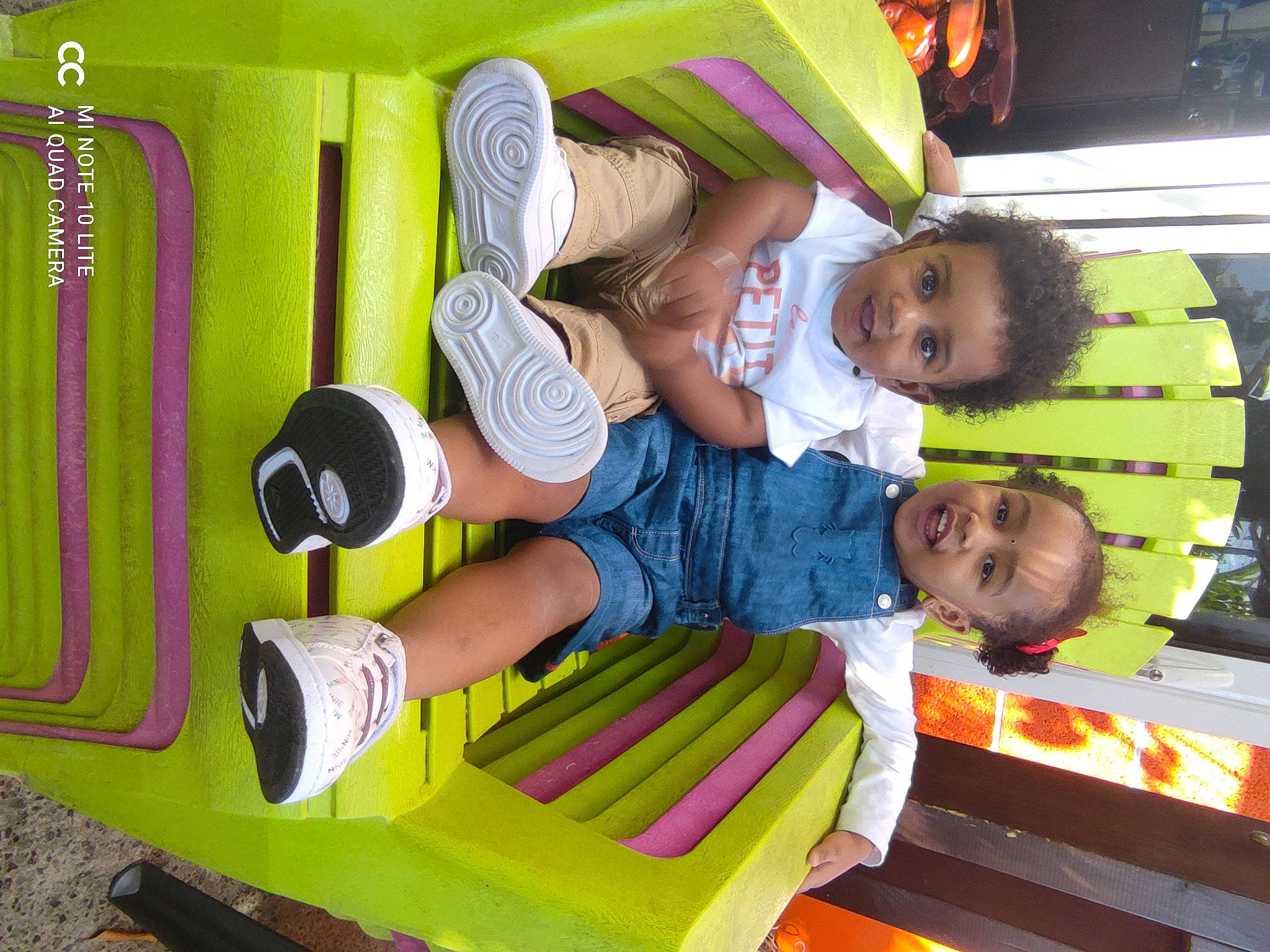 Illan a rejoint le concours — aidez-le/la à gagner de superbes lots ! baby, baby_products, baby_toddler_clothing, child, fashion_accessory, fun, green, happy, hat, leisure, magenta, person, play, recreation, room, smile, snapshot, t_shirt, toddler, travel