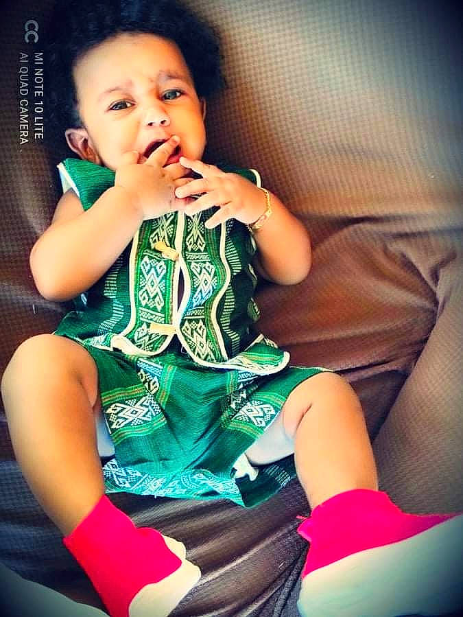 Illan participe au concours pour gagner de l'argent avec cette photo : arm, baby_toddler_clothing, child, comfort, cool, elbow, eye, face, finger, flash_photography, fun, happy, human_leg, leg, leisure, nail, person, pink, skin, thigh