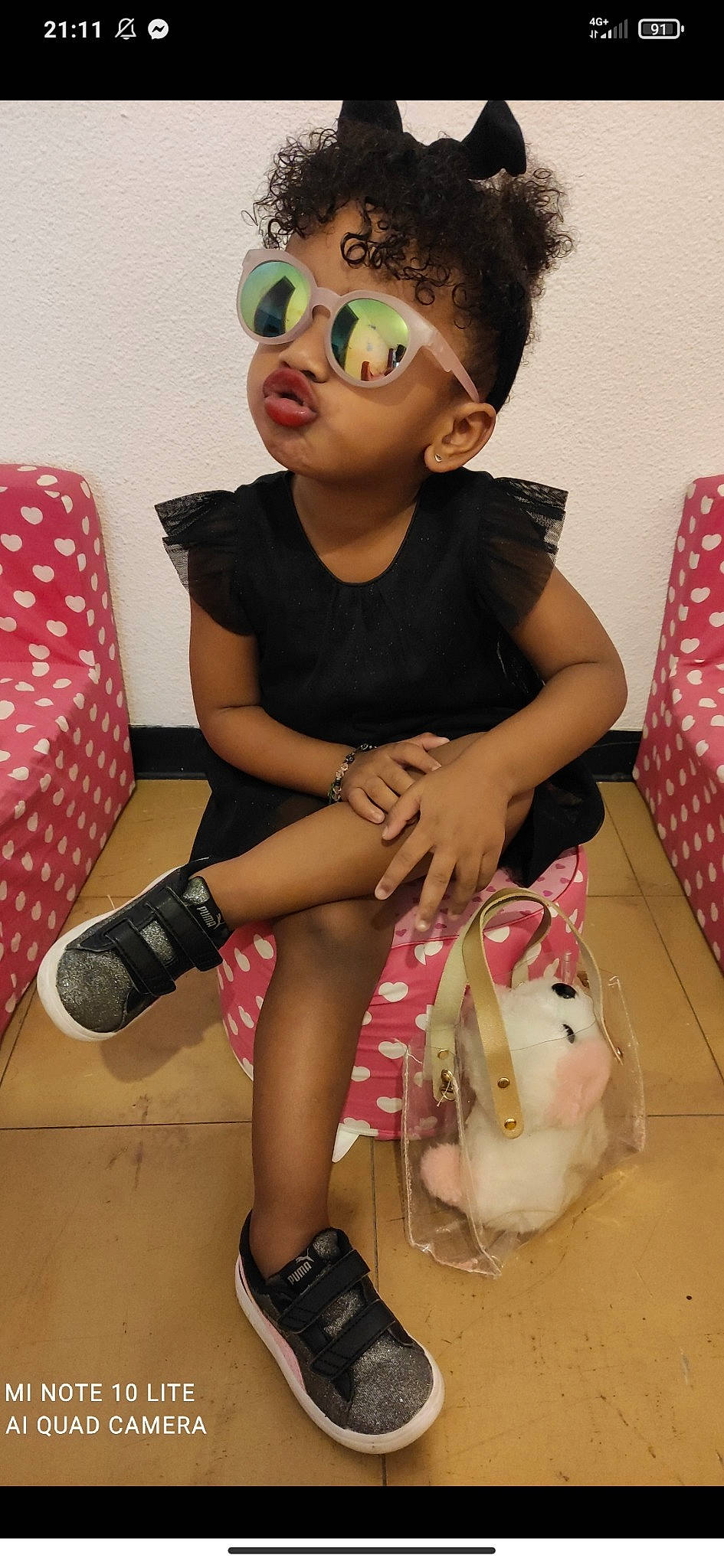 Hélèna Marie-mél a rejoint le concours — aidez-le/la à gagner de superbes lots ! eyewear, fashion_design, fun, goggles, happy, human_leg, joint, knee, lap, leg, pattern, person, pink, sandal, shoe, snapshot, sneakers, sock, sunglasses, thigh