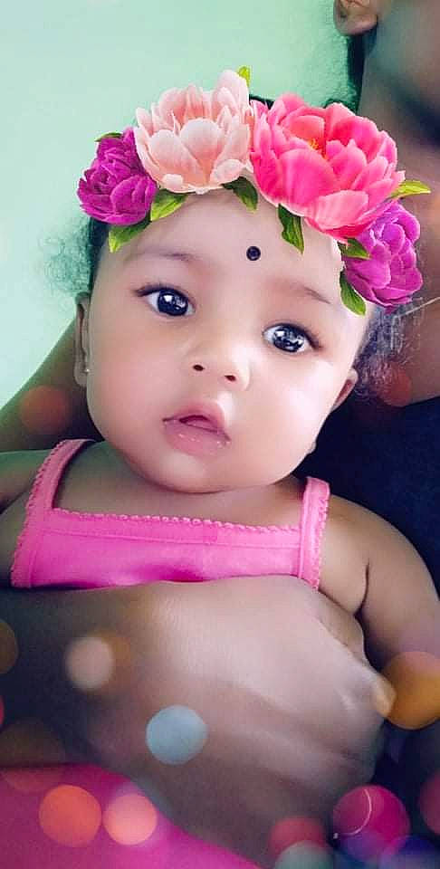 Hélèna Marie-mél participe au concours pour gagner de l'argent avec cette photo : baby, baby_toddler_clothing, cheek, child, eyebrow, eyelash, finger, flower, happy, hat, headband, headgear, headpiece, headwear, lip, magenta, person, petal, pink, purple