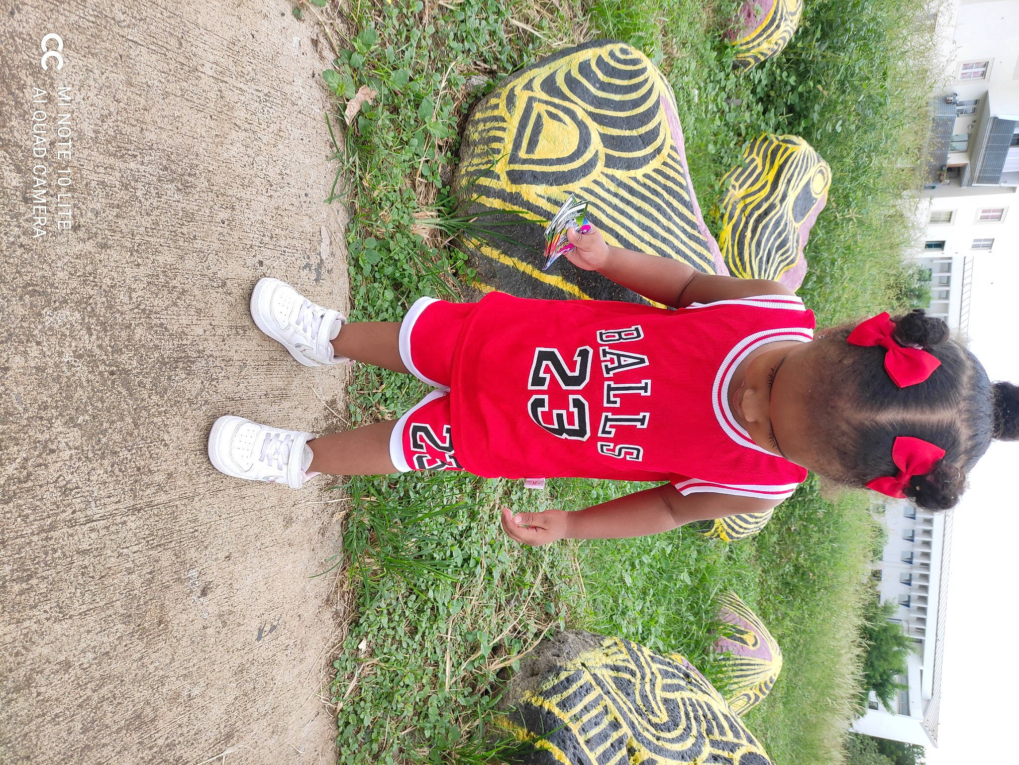 Hélèna Marie-mél a rejoint le concours — aidez-le/la à gagner de superbes lots ! boot, carmine, fun, grass, human_body, human_leg, knee, leg, person, plant, shorts, sleeve, sneakers, sock, soil, sports_uniform, sportswear, street_fashion, t_shirt, thigh