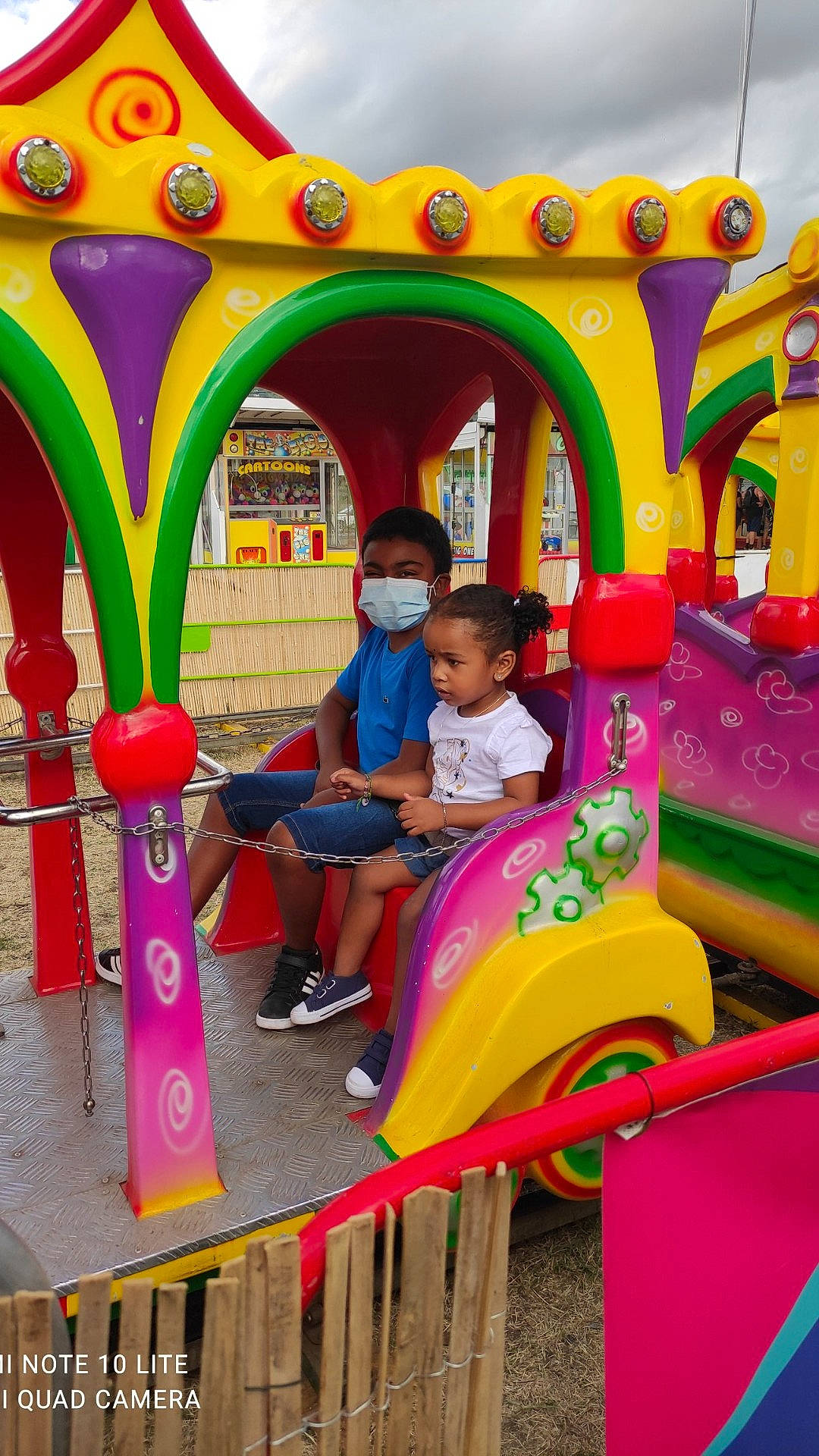 Hélèna Marie-mél a rejoint le concours — aidez-le/la à gagner de superbes lots ! child, chute, city, event, fun, green, happy, leisure, magenta, outdoor_play_equipment, person, photograph, pink, play, playground, recreation, smile, snapshot, summer, toddler