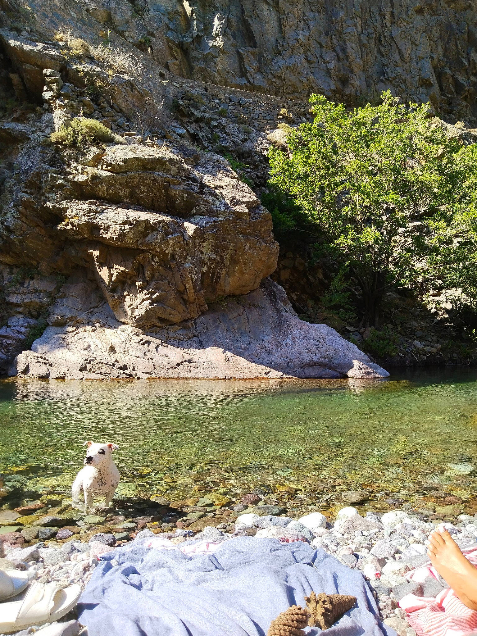 Rita participe au concours pour gagner de l'argent avec cette photo : bank, bedrock, creek, fluvial_landforms_of_streams, formation, geology, lake, landscape, leisure, mountain, mountain_river, natural_landscape, nature, outcrop, recreation, riparian_zone, stream, water, water_resources, watercourse