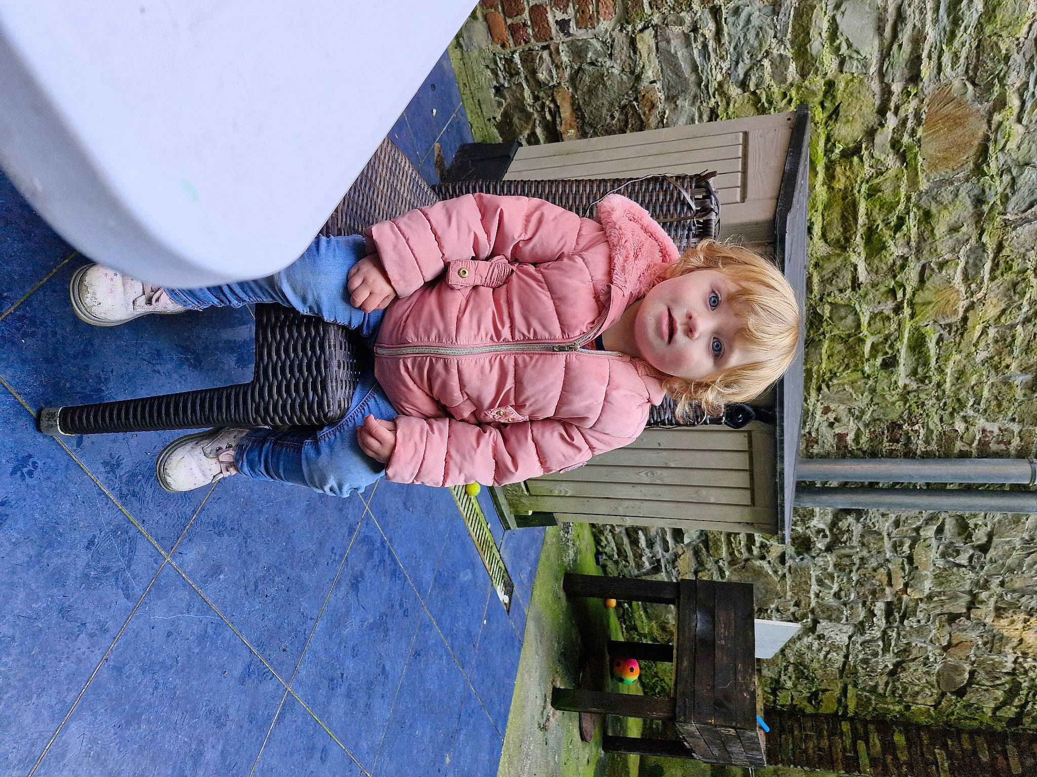 Kelly a rejoint le concours — aidez-le/la à gagner de superbes lots ! baby_toddler_clothing, child, concrete, denim, electric_blue, fun, grass, leisure, pattern, people_in_nature, person, plant, road_surface, sitting, smile, toddler, tree, walking_shoe, wood