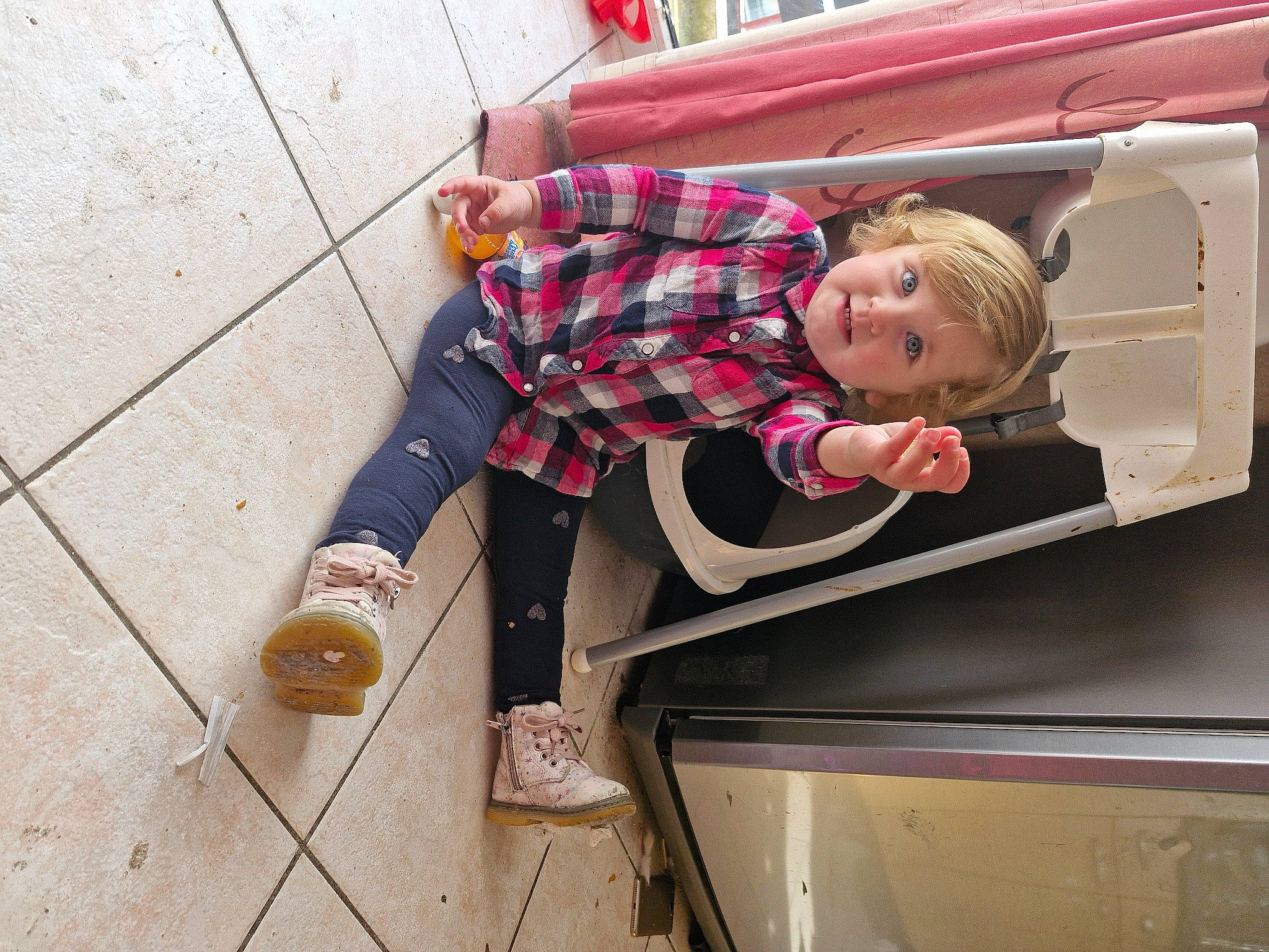 Kelly participe au concours pour gagner de l'argent avec cette photo : automotive_design, automotive_exterior, beer, bumper, child, flooring, fun, human_leg, leisure, luxury_vehicle, magenta, motor_vehicle, pattern, person, plaid, sandal, sitting, sneakers, toddler, vehicle_door