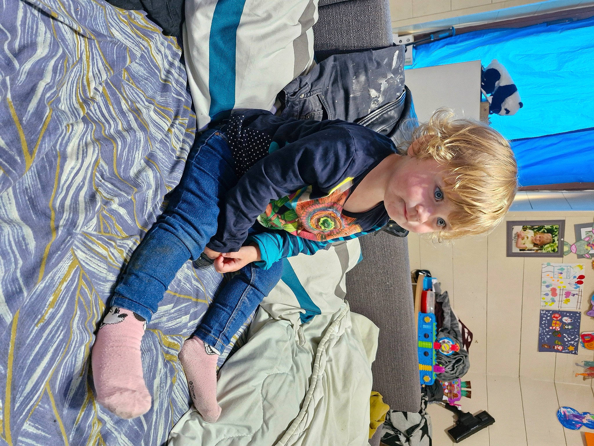 Kelly a rejoint le concours — aidez-le/la à gagner de superbes lots ! baby, baby_products, blue, child, comfort, electric_blue, fun, grass, lap, leisure, person, play, recreation, sitting, toddler, tree, vacation, visual_arts