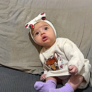 Lyvia a rejoint le concours — aidez-le/la à gagner de superbes lots ! baby, cartoon, child, clothing, couch, curious, cute, deer, expression, headband, headwear, indoor, infant, person, purple_socks, sitting, sofa, sweater, textile, wide_eyes