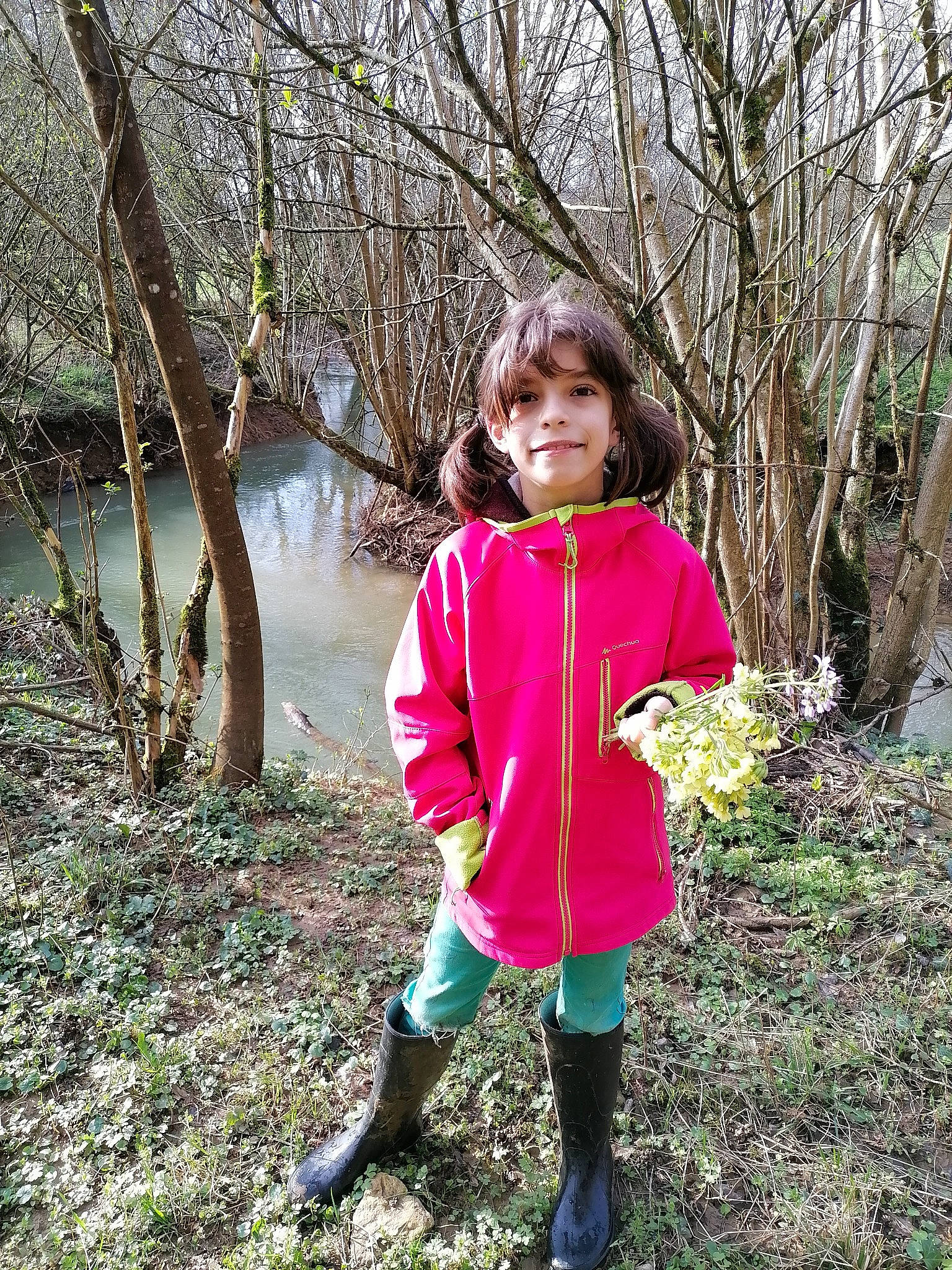Caroline a rejoint le concours — aidez-le/la à gagner de superbes lots ! forest, grass, happy, jacket, joy, knee, lake, leggings, leisure, magenta, natural_landscape, people_in_nature, person, plant, recreation, sleeve, toddler, tree, trunk, twig