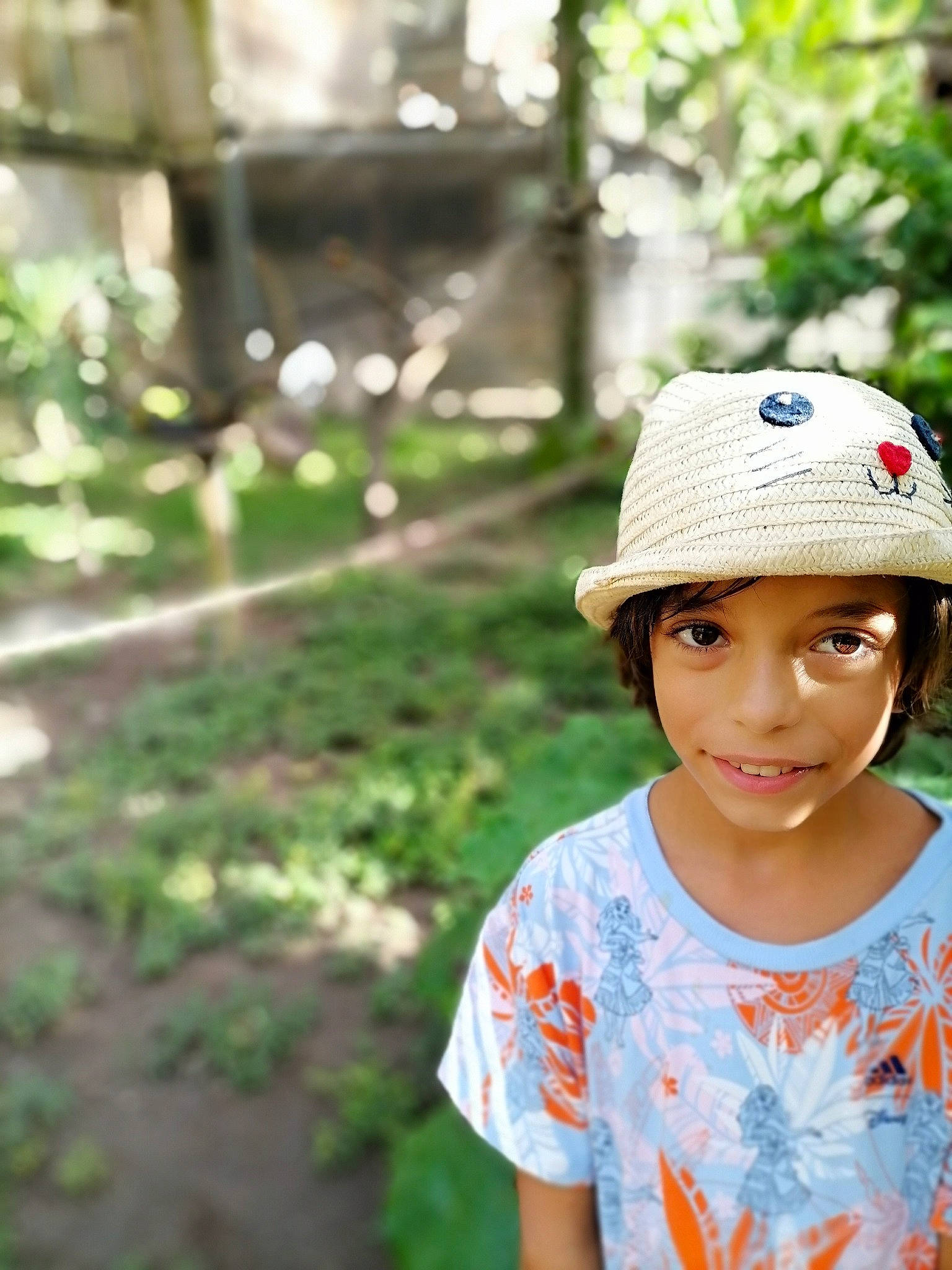 Caroline participe au concours pour gagner de l'argent avec cette photo : baseball_cap, cap, child, electric_blue, fashion_accessory, flash_photography, fun, grass, happy, hat, headwear, leisure, lip, people_in_nature, person, plant, portrait_photography, recreation, smile, sun_hat