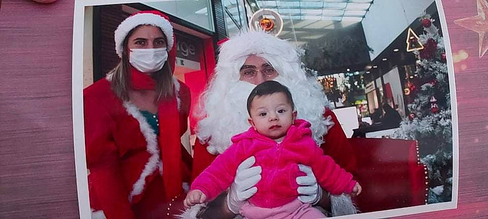 Mya a rejoint le concours — aidez-le/la à gagner de superbes lots ! beard, event, eyewear, fictional_character, fun, happy, hat, headgear, headwear, holiday, jacket, lap, mammal, outerwear, people, person, photograph, pink, recreation, santa_claus