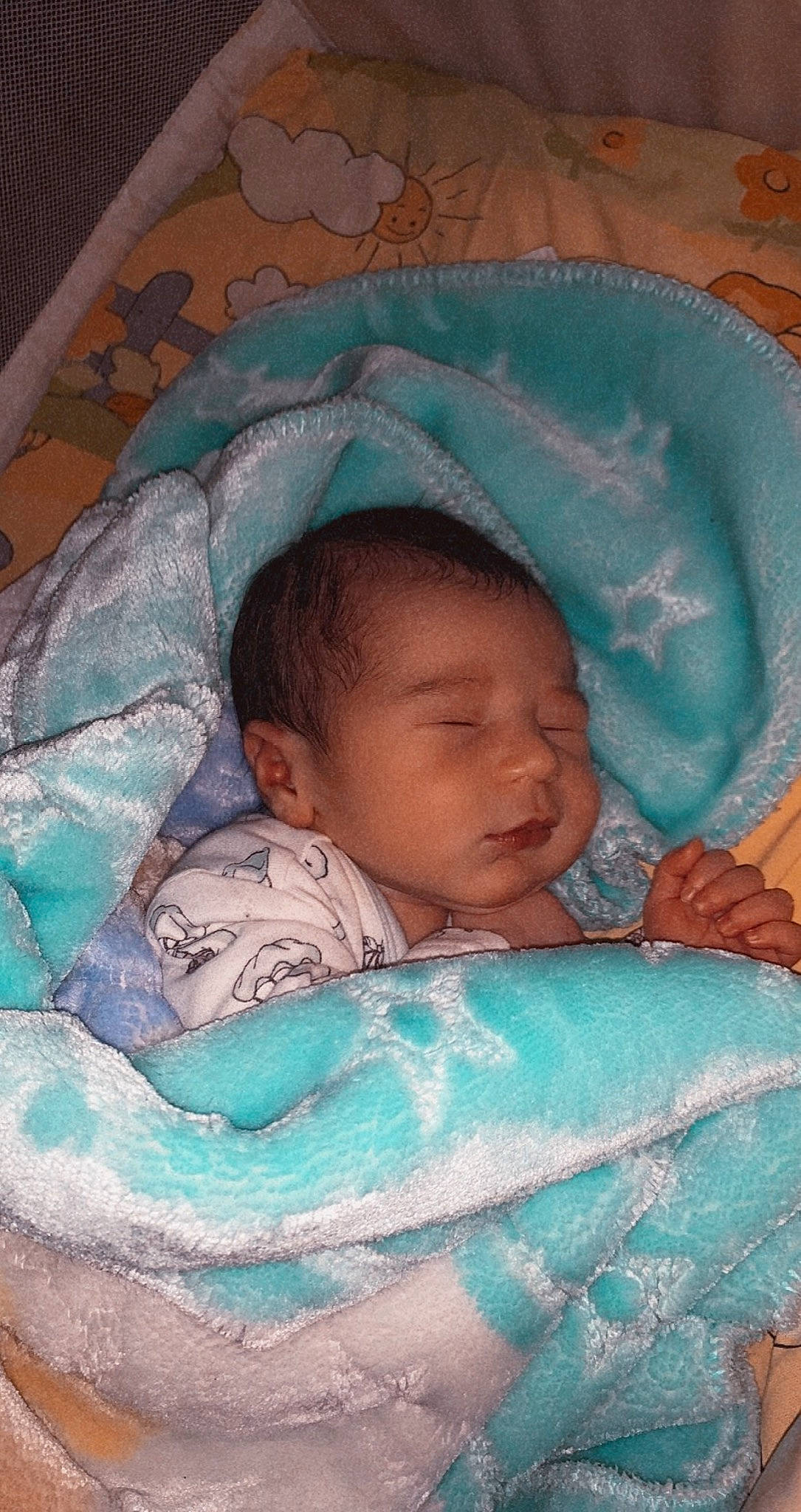 Médine participe au concours pour gagner de l'argent avec cette photo : aqua, baby, baby_products, bedding, bedtime, cheek, child, comfort, eye, facial_expression, hand, head, infant_bed, linens, mouth, pattern, person, room, skin, textile