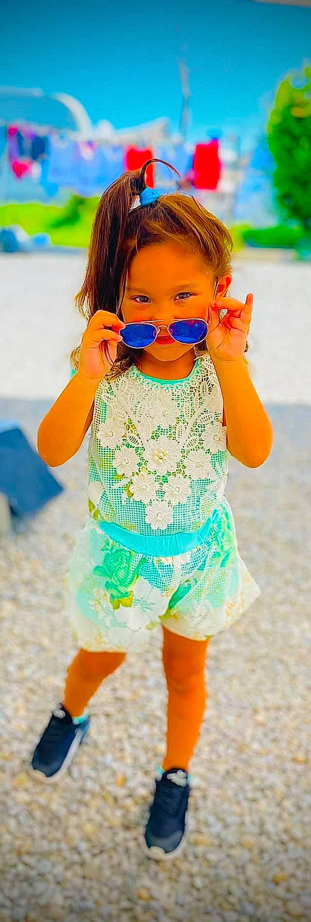 Belfi participe au concours pour gagner de l'argent avec cette photo : azure, baby_toddler_clothing, eyewear, face, glasses, goggles, green, hair, hand, happy, head, neck, orange, outerwear, person, photograph, shoulder, skin, sleeve, sunglasses