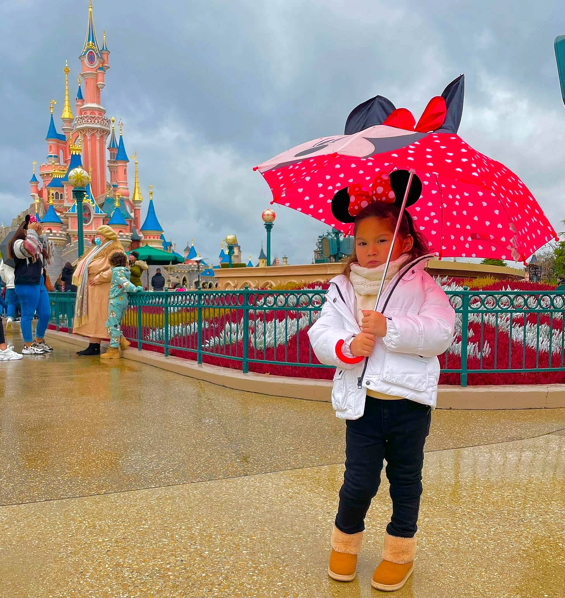 Belfi participe au concours pour gagner de l'argent avec cette photo : cloud, event, fashion_accessory, fun, glasses, happy, hat, leisure, pattern, pedestrian, person, pole, recreation, sky, sunglasses, temple, tourism, tradition, travel, umbrella