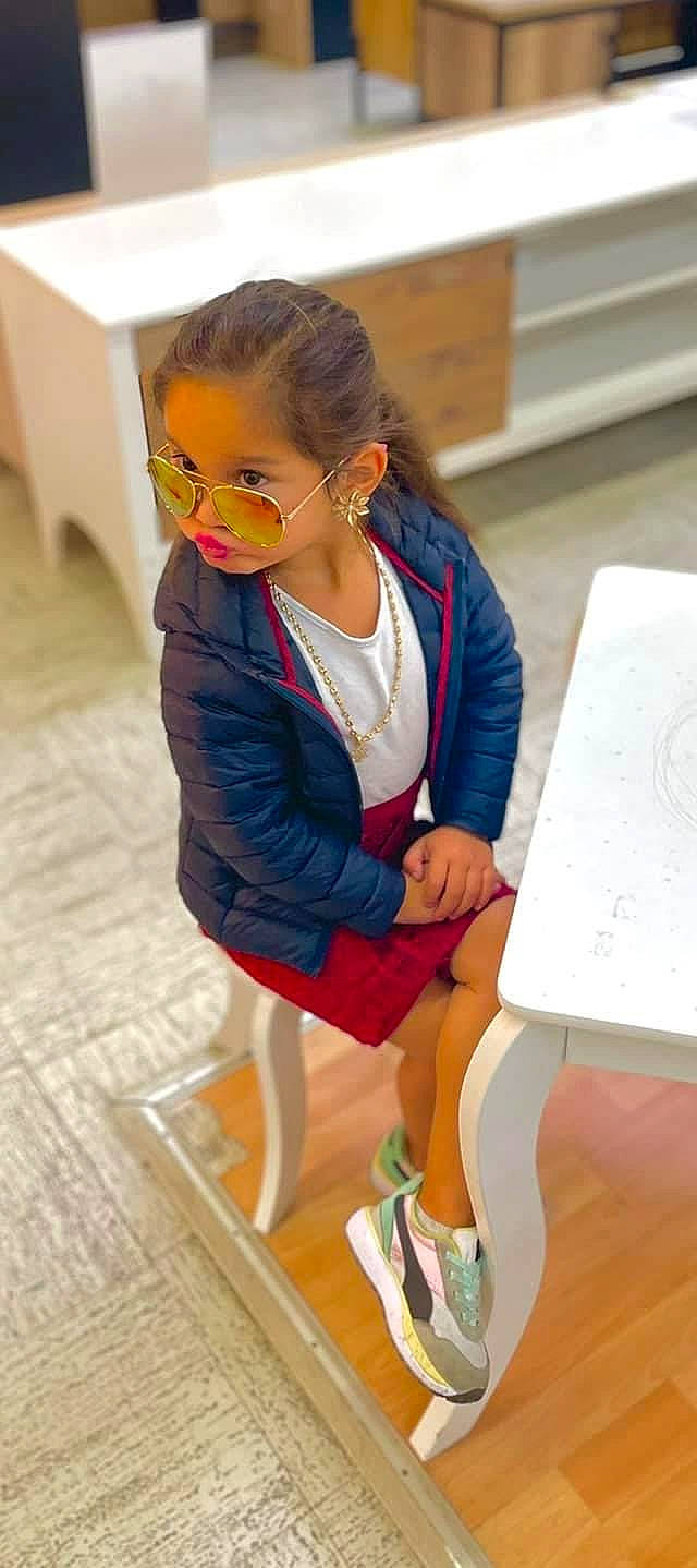 Belfi a rejoint le concours — aidez-le/la à gagner de superbes lots ! chair, dress, electric_blue, eyewear, fashion_accessory, fashion_design, flooring, fun, goggles, hair, human_leg, jewellery, knee, person, school_uniform, sitting, sunglasses, thigh, toddler, uniform