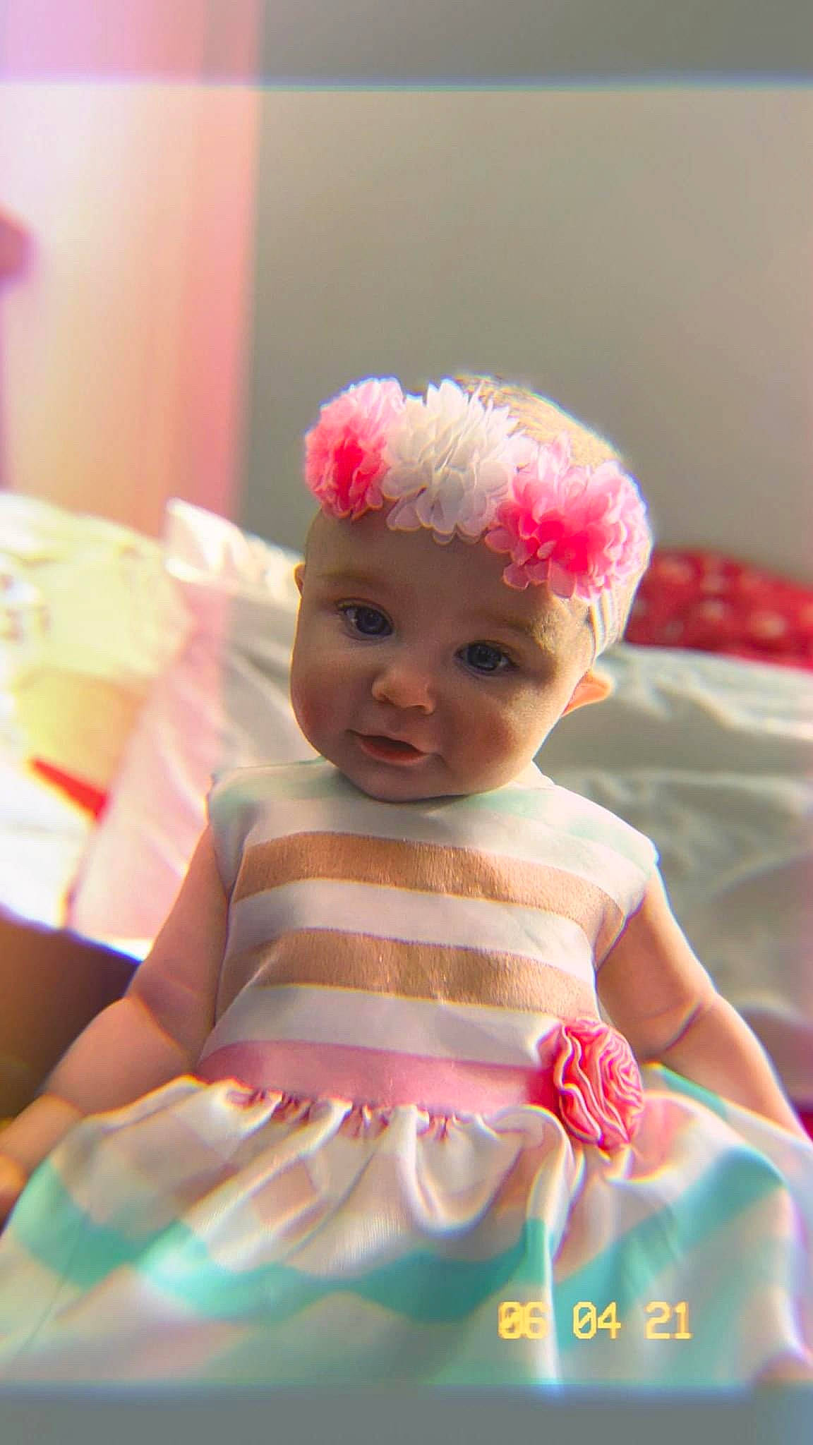 Léa-rose a rejoint le concours — aidez-le/la à gagner de superbes lots ! baby, baby_products, baby_toddler_clothing, cap, child, event, fashion_accessory, fun, happy, headband, headpiece, headwear, linens, lip, magenta, peach, person, pink, room, skin