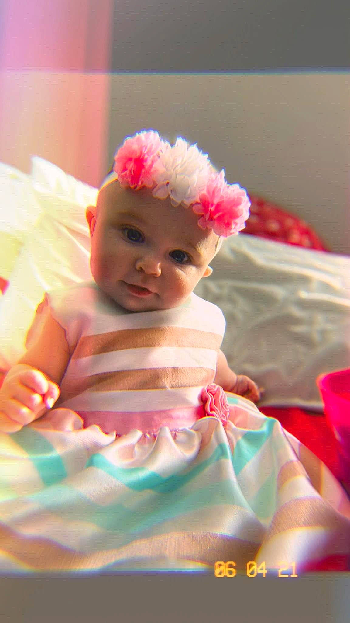 Léa-rose a rejoint le concours — aidez-le/la à gagner de superbes lots ! baby, baby_products, baby_toddler_clothing, child, dress, event, happy, headband, headpiece, headwear, lip, magenta, peach, person, pink, room, sitting, skin, smile, sweetness