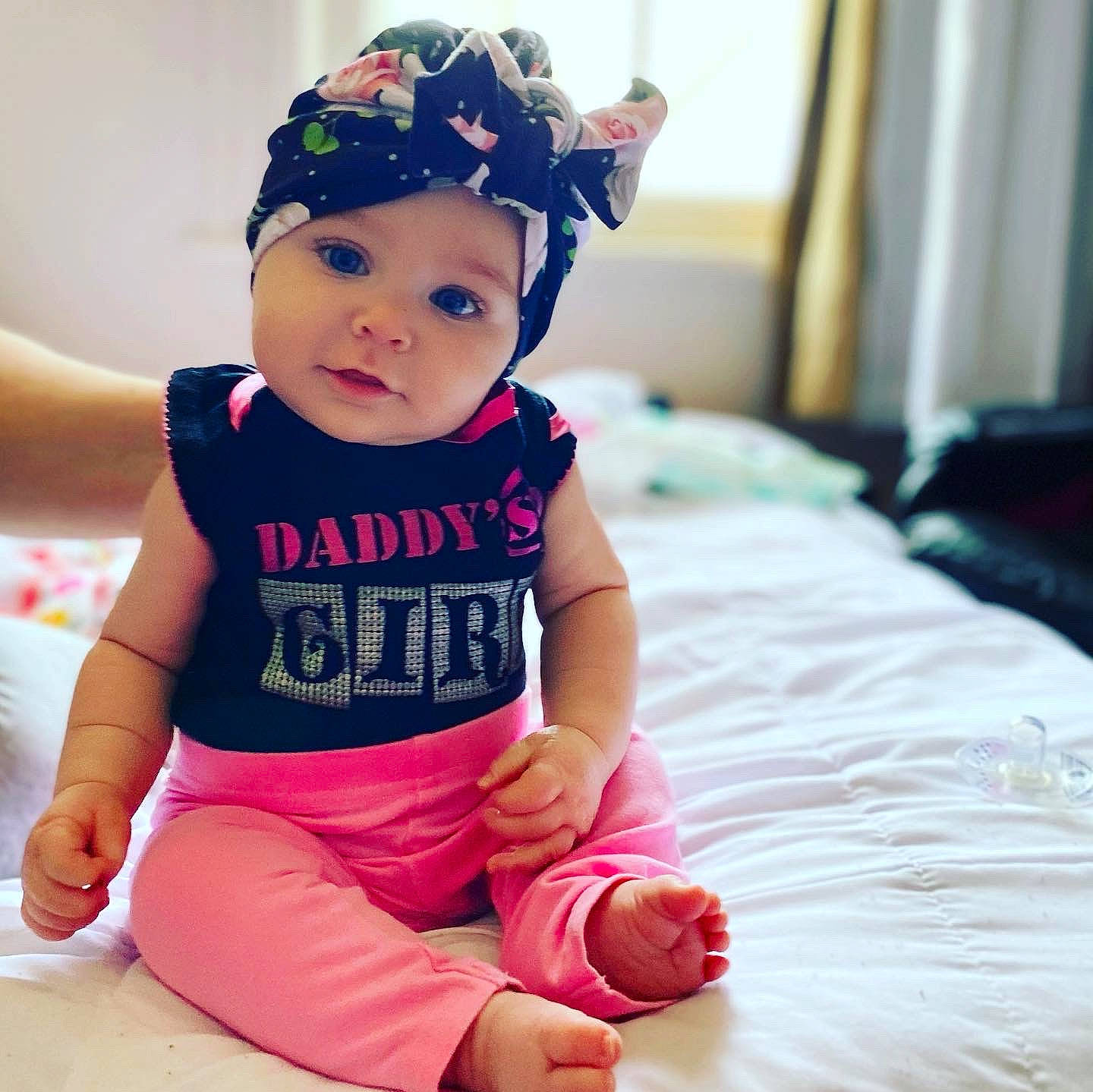 Léa-rose participe au concours pour gagner de l'argent avec cette photo : baby, baby_toddler_clothing, cap, child, costume_hat, fun, happy, headwear, knee, leg, magenta, neck, party_supply, pattern, person, pink, skin, sleeve, t_shirt, textile