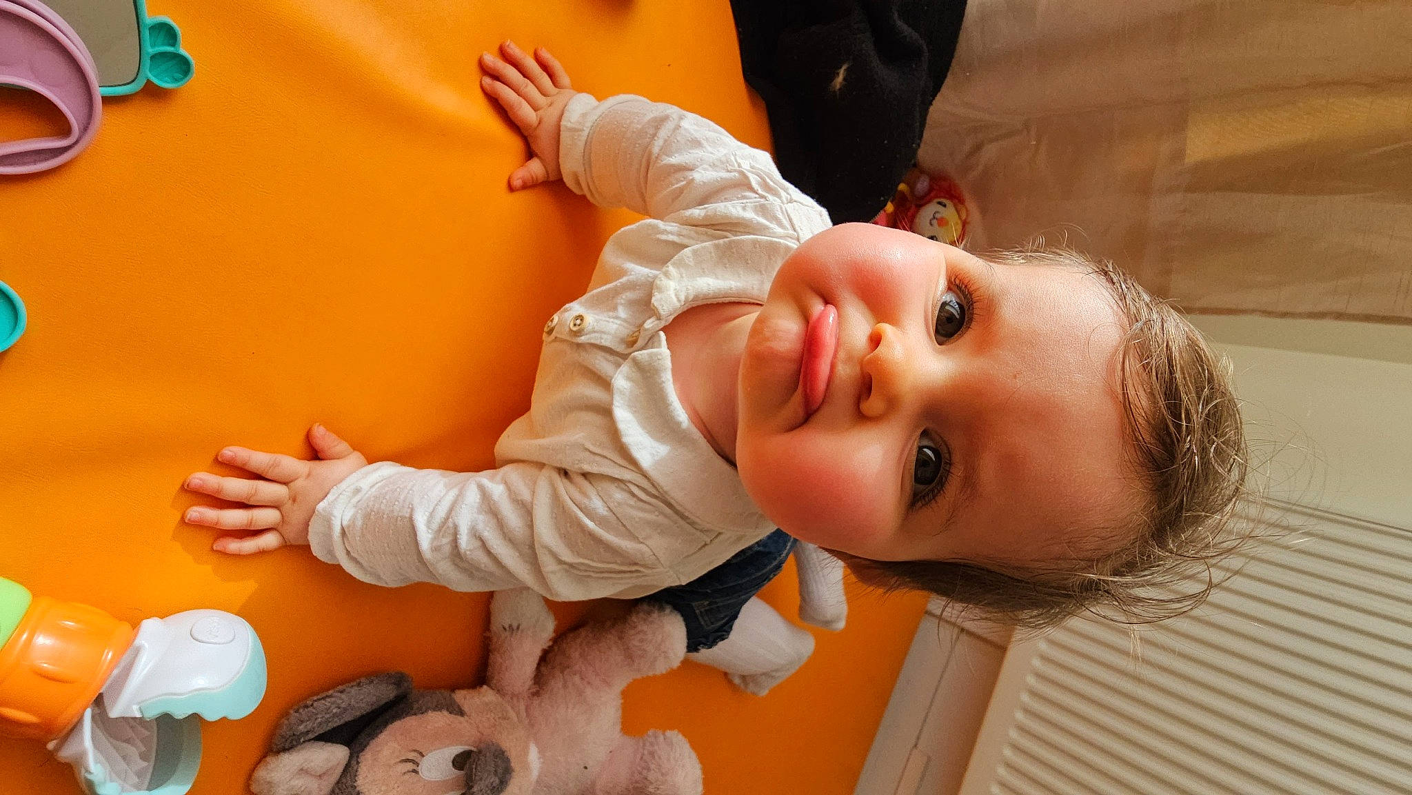 Annie participe au concours pour gagner de l'argent avec cette photo : baby, baby_toddler_clothing, cheek, child, comfort_food, eyelash, flooring, fun, fur, gesture, happy, lip, mouth, nose, orange, person, room, sitting, skin, smile