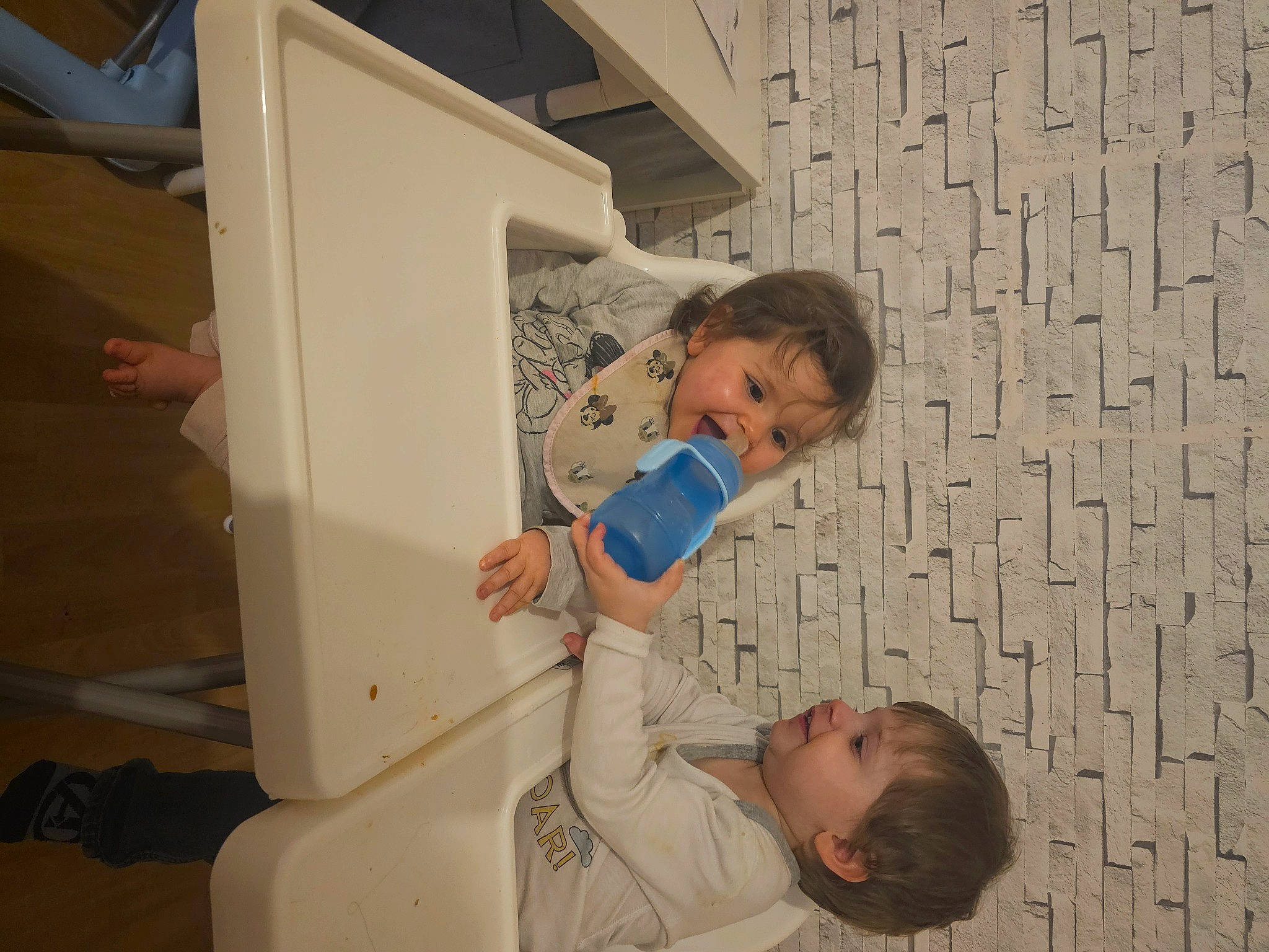 Annie a rejoint le concours — aidez-le/la à gagner de superbes lots ! art, cardboard, child, comfort, flooring, fun, happy, leisure, machine, person, plaster, plastic, play, room, t_shirt, toddler, vacation, visual_arts, wood